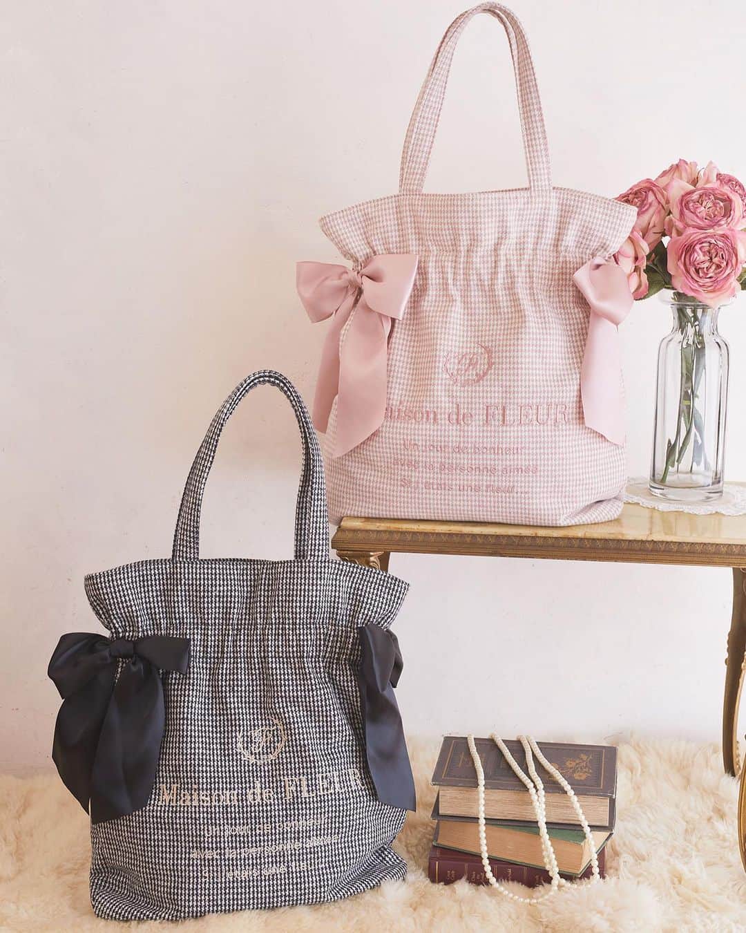 のインスタグラム：「【Online Shop Limited】  先行予約で大人気だったEC限定アイテムの 通常販売日が決定♪  ○公式通販ストライプクラブ ○ZOZOTOWN 9/14(thu)20:00～  これからの季節にぴったり！ EC限定デザインのトートバッグが登場🎀  人気のダブルリボントートバッグは 大人可愛い千鳥チェックとベロア素材に！  ふわふわのファー素材とパールで 上品に仕上げたトートバッグもラインナップ🕊  ━━━━━━━━━━━━━━━ ☑EC限定千鳥チェックダブルリボントートバッグ ￥7,000 tax in Pink,Black  ☑EC限定ベロアダブルリボントートバッグ ￥7,000 tax in Pink,Lavender  ☑EC限定帆布ファーパールトートバッグ ￥6,600 tax in Pink,Beige . . #maisondefleur #メゾンドフルール #ダブルリボントートバッグ #バッグ #トートバッグ #サブバッグ #キャンバストート #リボン #ribbon #千鳥 #千鳥チェック #お出かけコーデ #ファー #パール #ベロア #ファーバッグ #ファーバッグ #通学コーデ #通勤コーデ #通学バッグ #通勤バッグ #大人かわいい #大人かわいいコーデ #大人可愛い #大人可愛いコーデ #大人可愛いファッション」