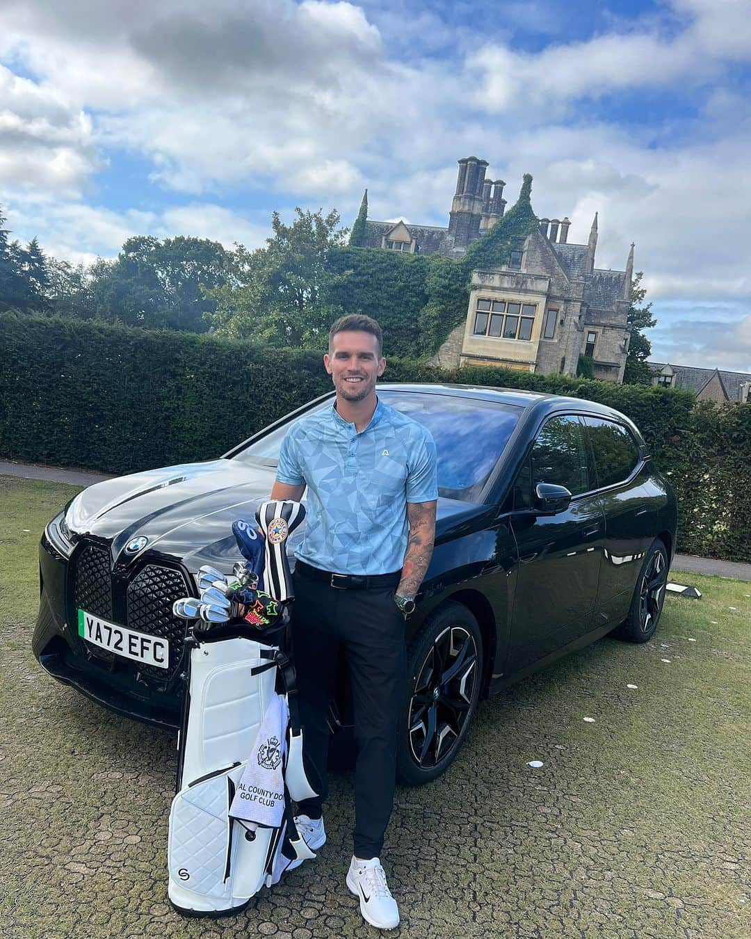 GazGShoreのインスタグラム：「Massive thanks to BMW Not only invited to the Pro-Am but got this insane BMW iX xDrive 50 to arrive in!! So impressed I got from Leeds to London and still got 100 miles left from a charge 😲😲 see you all later today at the Pro-am at Wentworth CAN’T WAIT 🏌️‍♂️🔥 #bmwuk #bmwelectric #bmwix #ad」