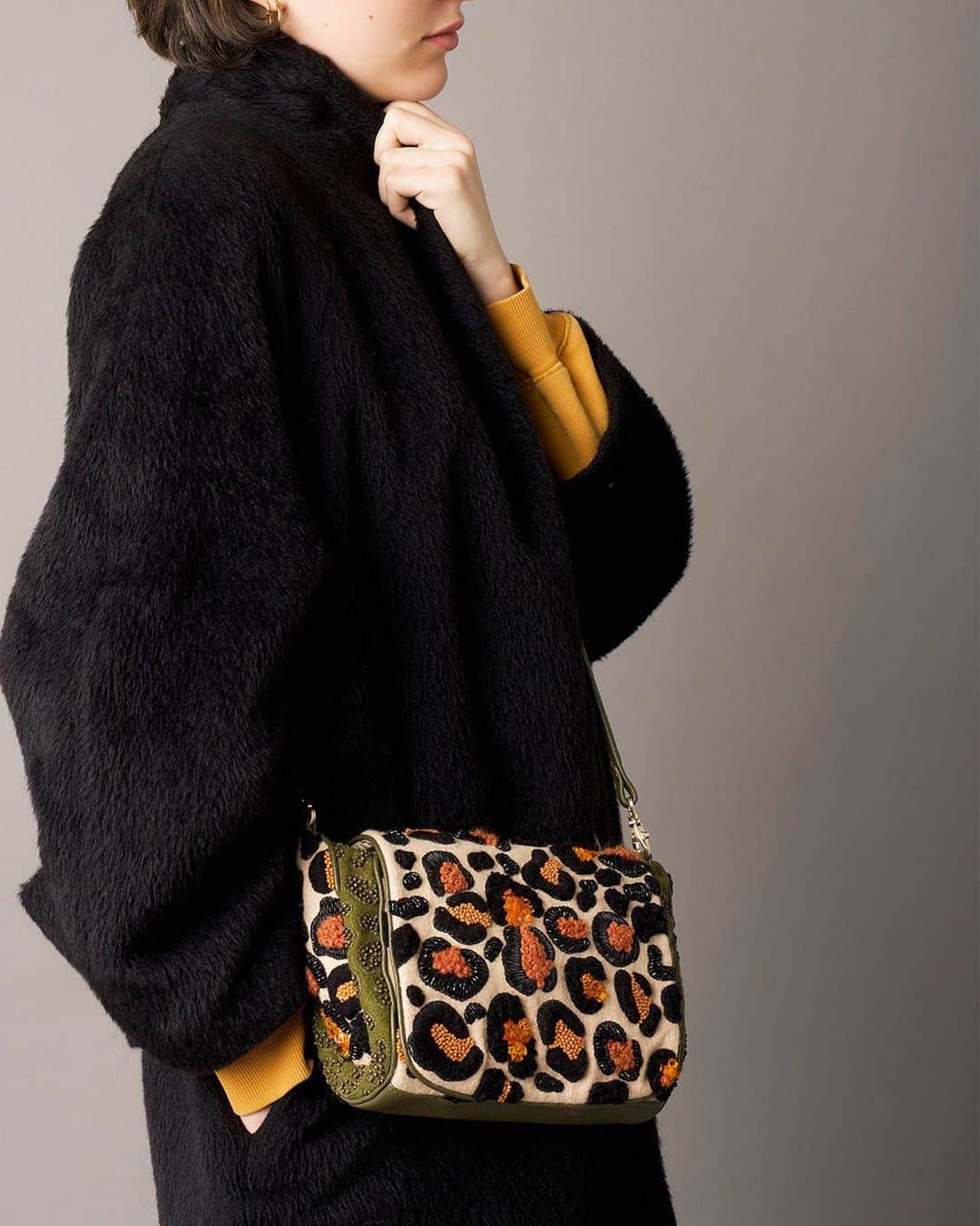 ジャマンピュエッシュのインスタグラム：「Unleash your wild spirit with the Jungle bag. #jaminpuech #embroideredbag #3dleopardprint」