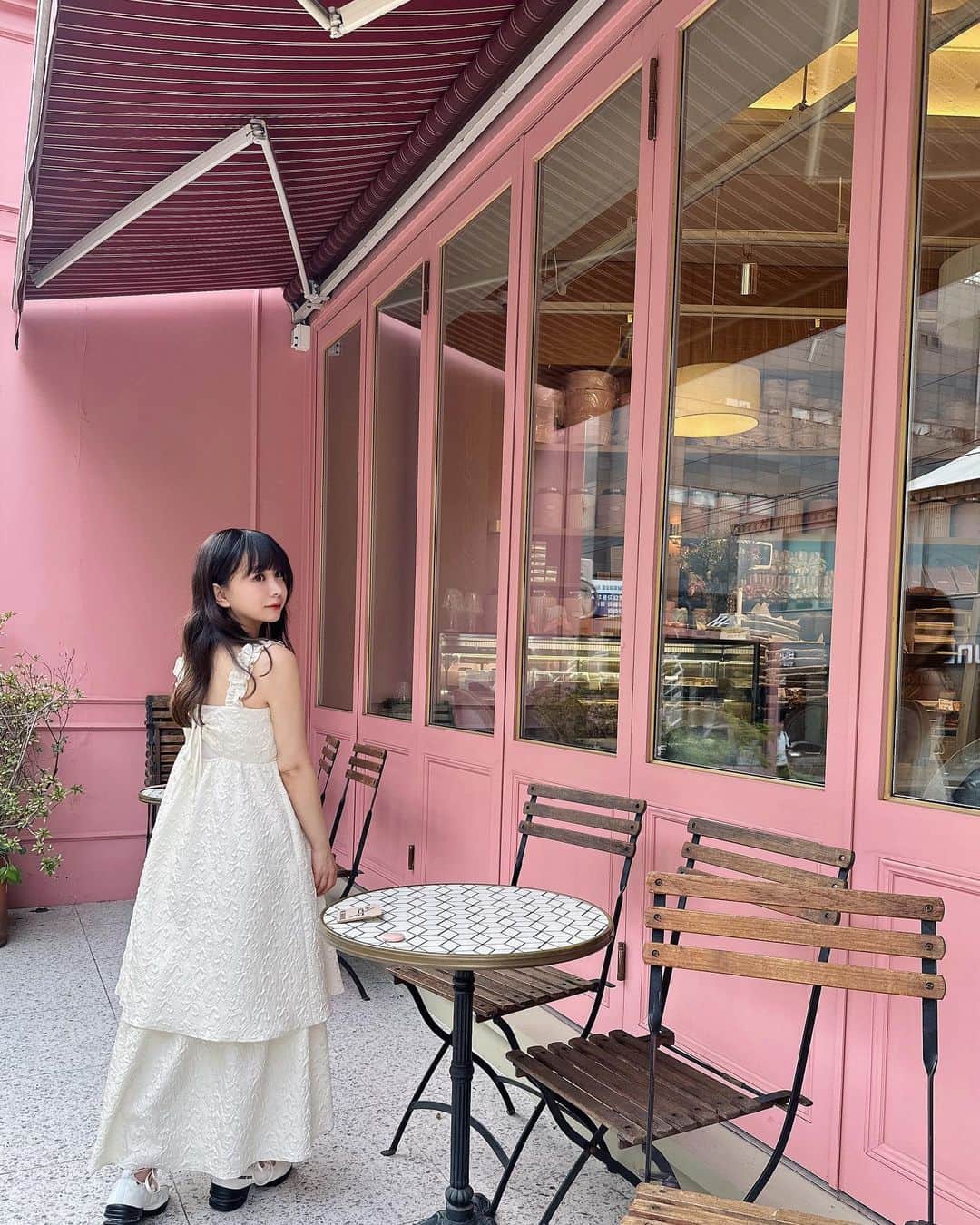 平松可奈子さんのインスタグラム写真 - (平松可奈子Instagram)「韓国旅行の時の📷♡ˎˊ˗  またすぐ行きたいくらい 楽しい旅でした。 この日はK-POPアイドルさん達を メイクしてる方にヘアメイク してもらったんです🤵‍♀️🖤  21日から発売の"CHATON" スカートを1枚脱ぐと短くも着れて オールシーズン着られるワンピース👗生地は柄がぷくっとしていて しっかりした質感。 後ろ姿も可愛く色んな着こなし方が 出来るアイテムなので 大活躍間違いなし！！ 展示会ももうすぐ。 2023AW立ち上げも始まる。 リブランドして最初の コレクションなので 気合い入ってるのと 大人っぽくなってます…💐  #シュエラテ　#kanacofashion  #シュエットラテ　#girly #大人ガーリー　#低身長コーデ  #骨格ストレート」9月13日 19時12分 - 11kanaco14
