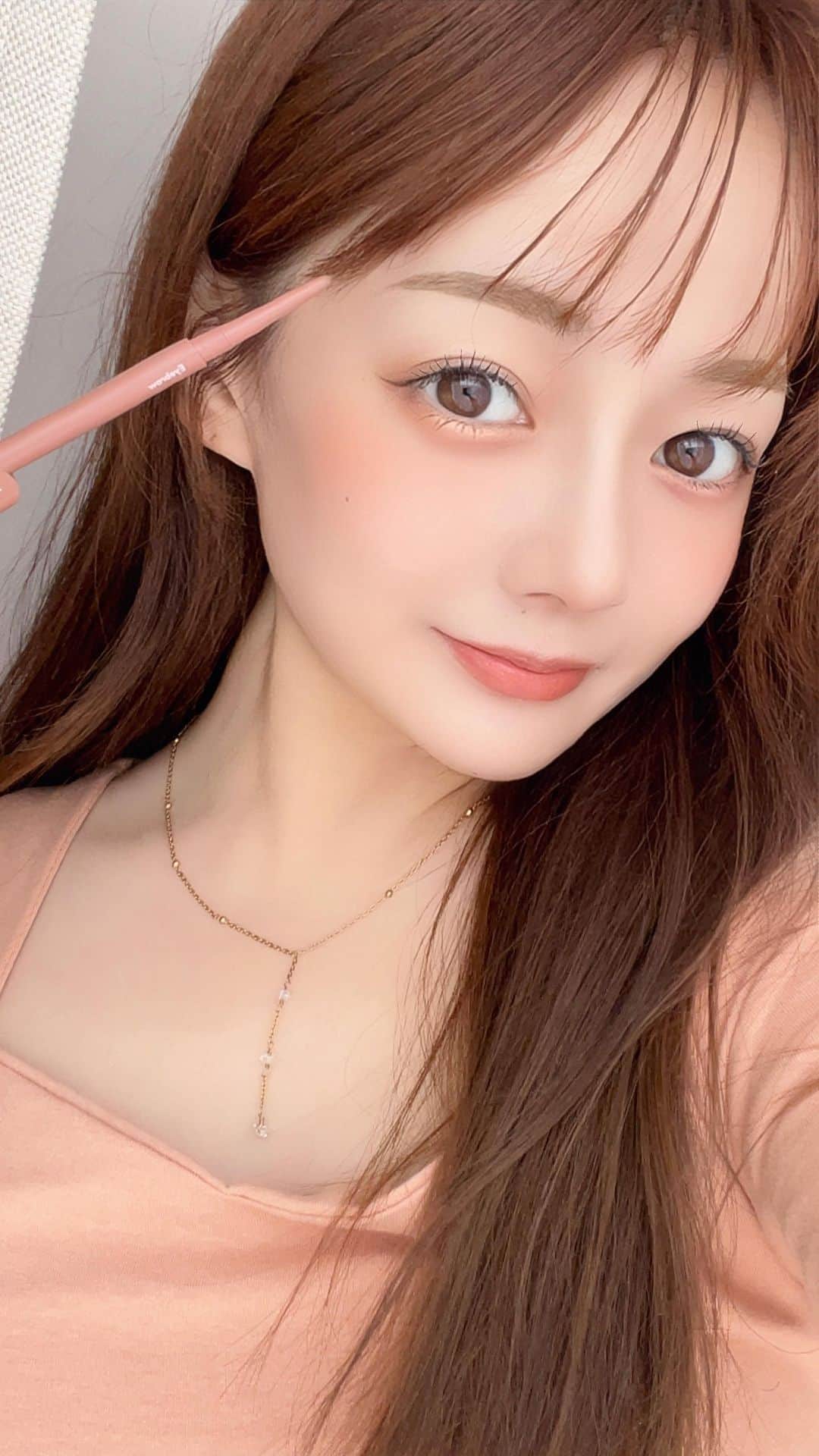 大田くるみのインスタグラム：「【褒められ眉の作り方💖】  リクエストが来てたので、 私のアイブロウメイクを撮ったよ〜✨  色々アイテム使ってますが、 コンシーラーで縁取りをすると すっごく垢抜けるのでやってみてほしい♡  【使用コスメ】  ☑︎ #kingdom パウダリーリキッドアイブロウ ウルトラキープ  ☑︎ #fujiko 美眉アレンジャー 101 モカブラウン（限定色）  ☑︎ #romand ハンオールブロウカラ 04 メリーブロンディ . . . #アイブロウメイク  #眉メイク #垢抜けメイク  #眉マスカラ」