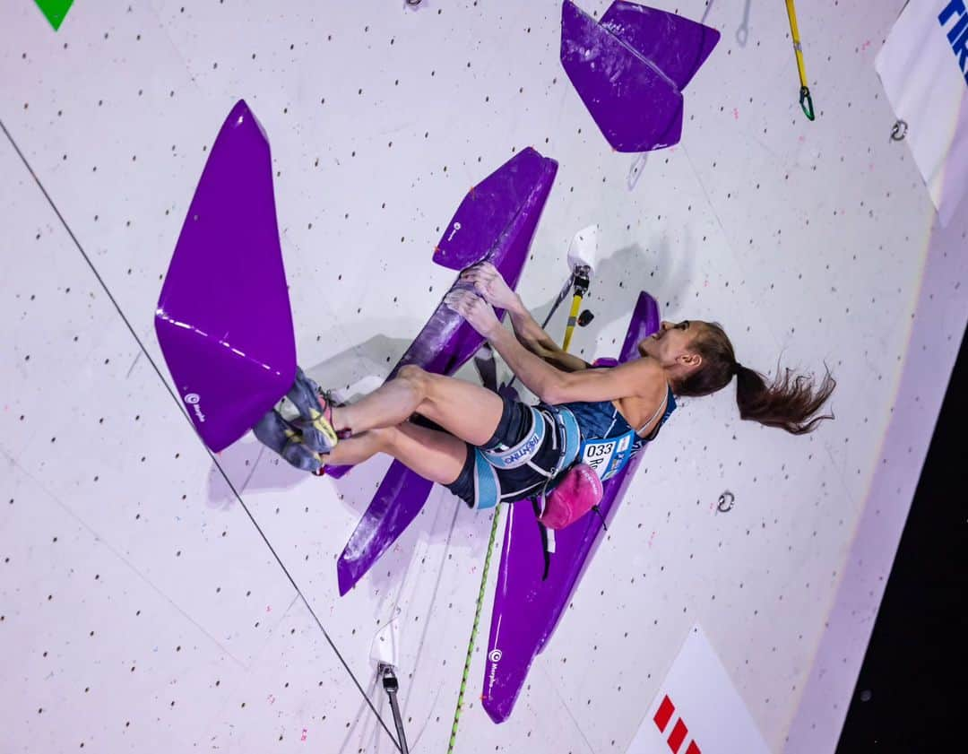 ローラ・ロゴラのインスタグラム：「WC Koper, 6th place😄😍 I felt good from  qualifications to finals and I am proud of the improvement I made from the beginning of the season. Anyway, I am still struggling to find the perfect flow on the wall😐 📸 @janvirtphotography  . . #climbing_pictures_of_instagram #picoftheday #loveclimbing #climbforlife #escalade #escalada #grimper #klettern #montura #wildclimb  #italy #rome #bomber #instagood #instalike  #instagram  @montura_official @wildclimb @fiammeoromoena @dao_sport @visittrentino @team_edelrid @monkey.hands」