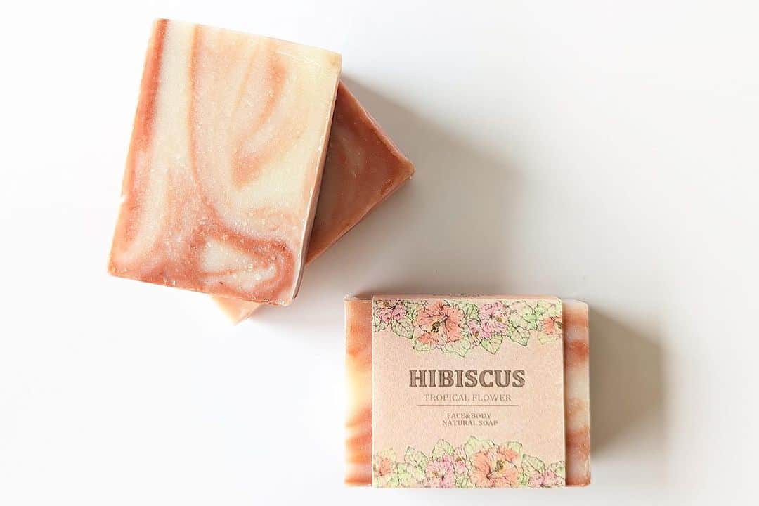 来夏さんのインスタグラム写真 - (来夏Instagram)「#🌺  先月ストーリーでもお知らせしました  "LUCERRA NATURAL SOAP"に 新しく 【ハイビスカス】が仲間入りしました🌺🫧  ハイビスカス石けんの成分に水を使用していないんです！ そのかわりにブッソウゲ葉エキス(ハイビスカス)を使用し、泡立ちがよく洗い上がりのお肌に 膜をはったかのような潤いを、より感じれる石けんです🧼✨  もちろん今までのシリーズ同様 中和剤・凝固剤・保存料など指定成分は一切使用せず 沖縄の職人さんによる手づくり無添加石けんです🫶🏝️  ブッソウゲ葉エキスは 植物性のヒアルロン酸とも言われるほど 高い保湿力で メラニン生成を抑制したり 表皮を整えるなどの働きがあります✨  湿度が低いときはしっとりした保湿感で 反対に湿度が高くなるとべたつかないという 特徴があります🌿  ハイビスカスの栄養素には くすみやたるみなど肌の衰えを防ぐ作用や 美白・保湿効果が期待でき 皮膚の新陳代謝を活性化させる作用があります🌿  またよく石けんに使われるパーム油は 健康や環境問題の観点から使用せず、 ココナッツ油・オリーブ油・ひまわり油・ひまし油・シアバターをバランスよく配合しているので お肌にも地球にも優しく仕上げました🌏🫶  香りは 緊張を和らげるラベンダー・深いリラックスを感じるパチョリ・レモンのような爽やかな香りのユーカリシトリオドラの 自然由来の香りに癒されます☺️  今月も入荷中です😉 ぜひチェックしてみてください💗  https://lucerra.com  ¥1,540(税込)  #LUCERRA #ルセラ #LUCERRANATURALSOAP #ルセラナチュラルソープ #無添加 #無添加石鹸  #hibiscus #ハイビスカス #ハイビスカス石鹸 #hibiscus #soap #自然由来 #natural #沖縄 #okinawa」9月13日 19時14分 - rairairaika