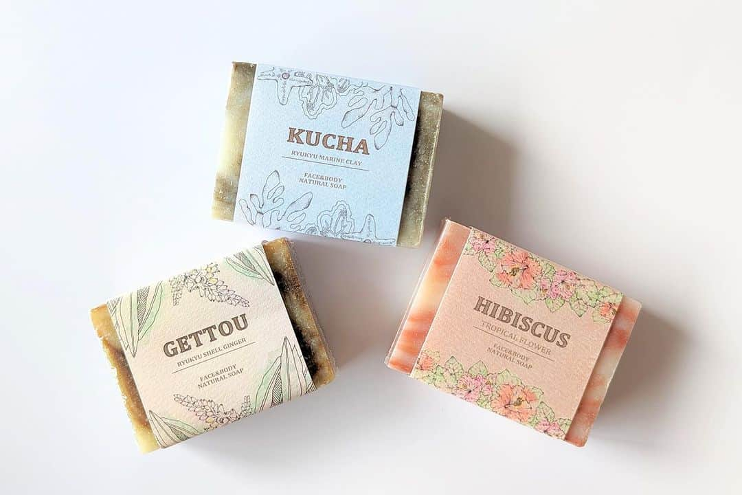 来夏さんのインスタグラム写真 - (来夏Instagram)「#🌺  先月ストーリーでもお知らせしました  "LUCERRA NATURAL SOAP"に 新しく 【ハイビスカス】が仲間入りしました🌺🫧  ハイビスカス石けんの成分に水を使用していないんです！ そのかわりにブッソウゲ葉エキス(ハイビスカス)を使用し、泡立ちがよく洗い上がりのお肌に 膜をはったかのような潤いを、より感じれる石けんです🧼✨  もちろん今までのシリーズ同様 中和剤・凝固剤・保存料など指定成分は一切使用せず 沖縄の職人さんによる手づくり無添加石けんです🫶🏝️  ブッソウゲ葉エキスは 植物性のヒアルロン酸とも言われるほど 高い保湿力で メラニン生成を抑制したり 表皮を整えるなどの働きがあります✨  湿度が低いときはしっとりした保湿感で 反対に湿度が高くなるとべたつかないという 特徴があります🌿  ハイビスカスの栄養素には くすみやたるみなど肌の衰えを防ぐ作用や 美白・保湿効果が期待でき 皮膚の新陳代謝を活性化させる作用があります🌿  またよく石けんに使われるパーム油は 健康や環境問題の観点から使用せず、 ココナッツ油・オリーブ油・ひまわり油・ひまし油・シアバターをバランスよく配合しているので お肌にも地球にも優しく仕上げました🌏🫶  香りは 緊張を和らげるラベンダー・深いリラックスを感じるパチョリ・レモンのような爽やかな香りのユーカリシトリオドラの 自然由来の香りに癒されます☺️  今月も入荷中です😉 ぜひチェックしてみてください💗  https://lucerra.com  ¥1,540(税込)  #LUCERRA #ルセラ #LUCERRANATURALSOAP #ルセラナチュラルソープ #無添加 #無添加石鹸  #hibiscus #ハイビスカス #ハイビスカス石鹸 #hibiscus #soap #自然由来 #natural #沖縄 #okinawa」9月13日 19時14分 - rairairaika