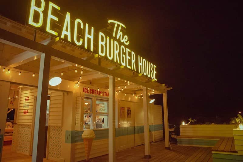 フェニックス・シーガイア・リゾートのインスタグラム：「GOOD TIME 🍔⭐️🍺  #シーガイア #TheBEACHBURGERHOUSE #ザビーチバーガーハウス #ハンバーガー #カリフォルニアスタイル #海の見えるカフェ #一ツ葉ビーチ #ビーチリゾート宮崎 #リゾートなひととき」