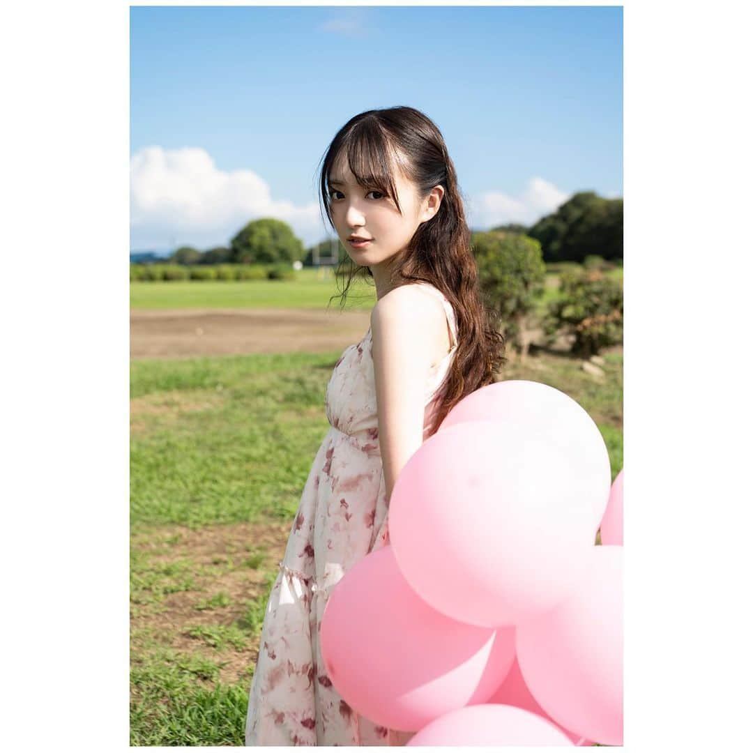 日比野芽奈のインスタグラム：「🎈‪𓂃 𓈒𓏸 . . . 【TIF2023×ガラスガール】  TIFで発見！“夏のシンデレラ”プロジェクト2023  " 夏のシンデレラ " とともに 9.10月のカバーガールをさせていただきます🪽  こちらは、メンバーカラーのぴんくを基調とした ワンピースや風船に囲まれた写真たち  風船は、ラフラフメンバー9人 ということから、9個...！🌻 みんなで風船みたいに、高く高く 羽ばたいて行けますように...🫧  この日の撮影では、 私の好きなものや要素がたっぷりで、 何もない人、とずっと思う私に、 居場所をたくさん教えてくれた最高な一日でした🥲🤍  引き続き、ガラスガールのホームページ、 YouTubeのチェックよろしくお願いします✊🏻💘 . . . #ラフラフ #日比野芽奈 #アイドル #TIF #TIF2023 #ガラスガール #グラビア」