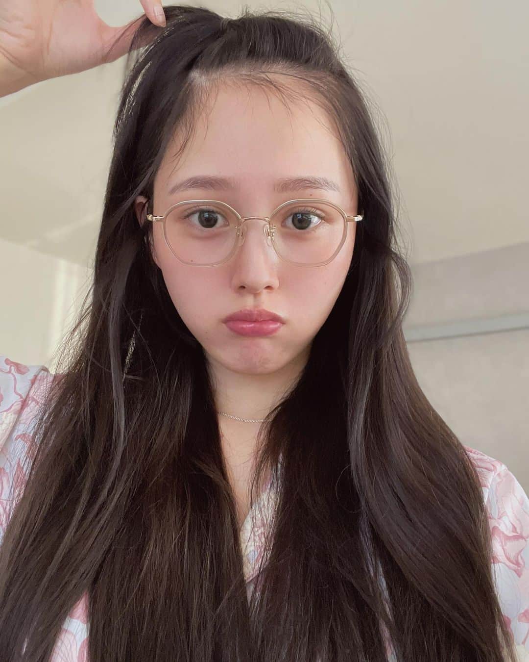 鹿の間のインスタグラム：「みなさん本日もお疲れ様でした🐿️ ９月も中旬!! 秋の準備段階ですね〜🍂🧶 　 暑さも落ち着いてきたからか８月末あたりからメラメラ美容のモチベが上がってきて毎日1.2時間お風呂上がりの美容タイムを楽しんでいます。  季節の変わり目でお肌がゆらぎやすい時期ですがみなさんは最近お肌に変化はありますか？今まで私はこの時期になると化粧ノリが悪くなったり荒れてるわけじゃないのにごわついたり、乾燥によるくすみが気になったり（ありすぎ）してたんですけど小さな変化もしっかり読み取りスキンケアを入念にすることで今年はしっかり対策ができました。 　 初夏に投稿したオルビスユー エッセンスローションの続編ですが…現在もしっかり毎日使っております!!大好き。 　 オルビスユーは"肌本来のうるおい機能"に着目しているので私みたいにゆらぎやすいハリ低下や乾燥によるくすみなどの大人の肌悩みにも同時にアプローチしてくれるんです！季節の変わり目はいつも以上にスキンケア気を付けとるけど今年はオルビスユーがあるから心強い。 #すべてはうるおい ‎𓂃 𓈒 ぷるぷる肌目指してまた肌分析したいな。 　 秋の夜は長いので涼しくのんびり美容の夜に浸れて幸せですな〜。皆さんも無理せずお過ごしください🍁🎑 　 医薬部外品：肌荒れを防ぐ #ORBIS #オルビス #オルビスユー #オルビスユーシリーズ #とろぱしゃ化粧水 #スキンケア #化粧水 #orbis_pr」