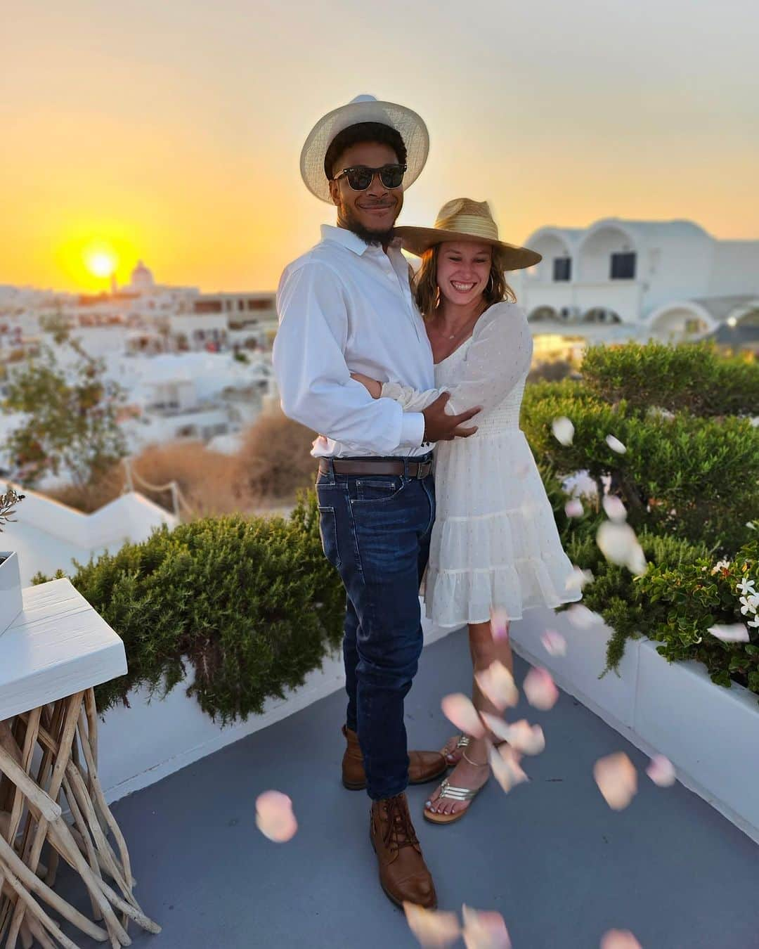 ブレナ・ダウエルさんのインスタグラム写真 - (ブレナ・ダウエルInstagram)「We’re getting married!! 💍🩵🇬🇷 It was the most perfect night. Cheers to forever baby!! 🥂」9月13日 19時21分 - brenna_dowell