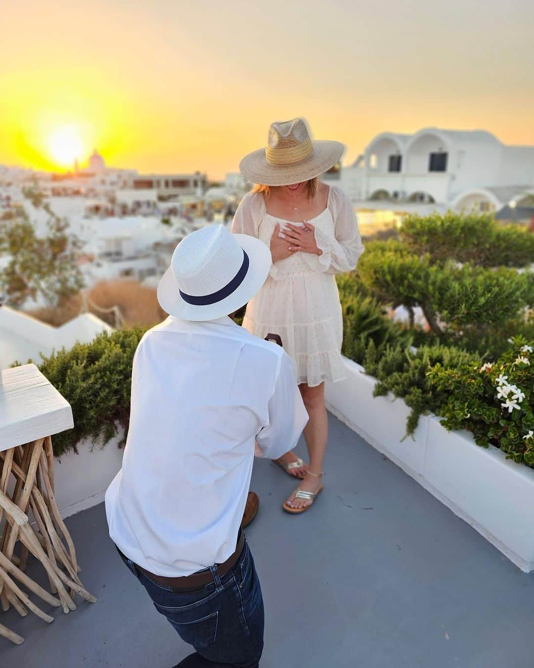 ブレナ・ダウエルさんのインスタグラム写真 - (ブレナ・ダウエルInstagram)「We’re getting married!! 💍🩵🇬🇷 It was the most perfect night. Cheers to forever baby!! 🥂」9月13日 19時21分 - brenna_dowell