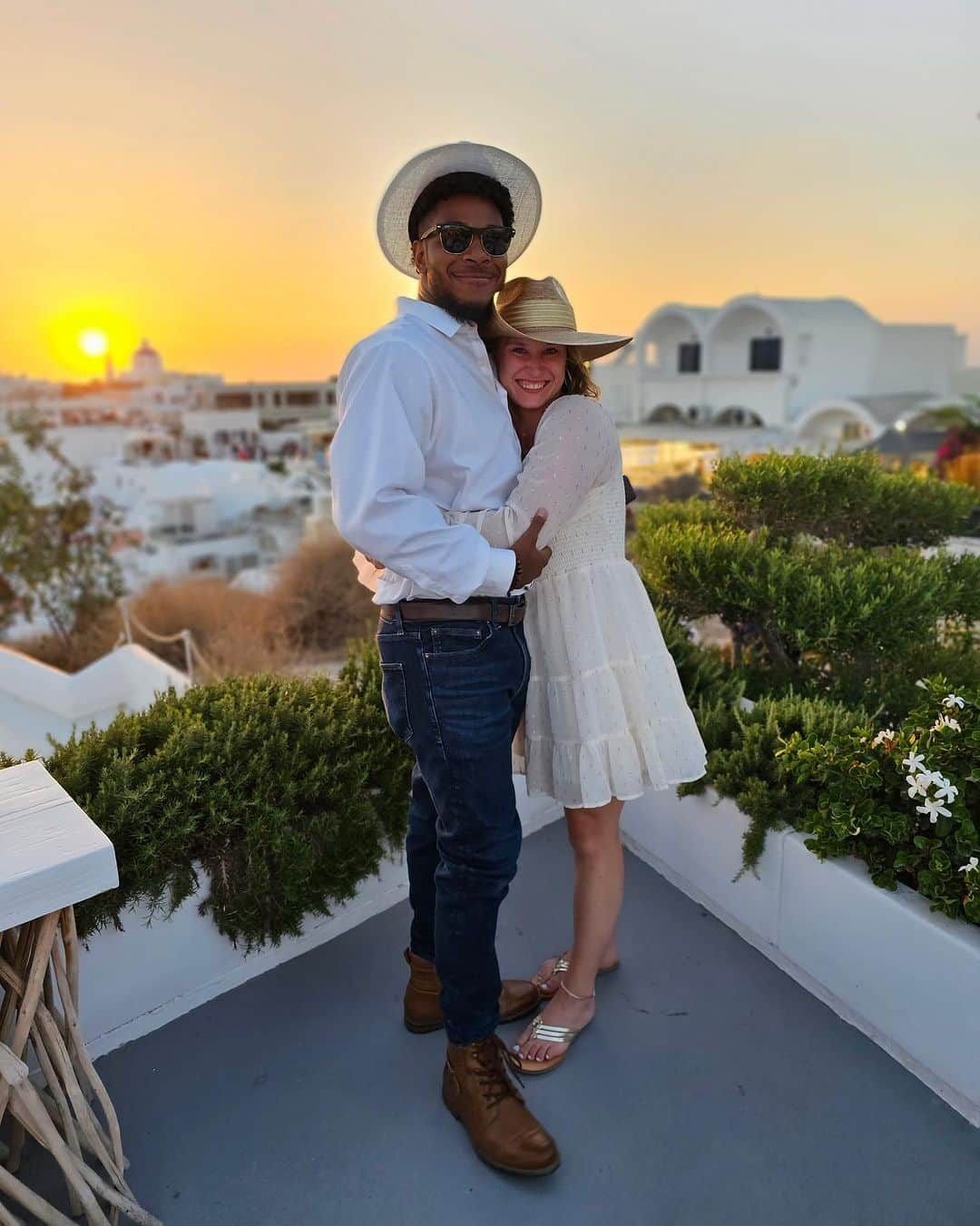 ブレナ・ダウエルさんのインスタグラム写真 - (ブレナ・ダウエルInstagram)「We’re getting married!! 💍🩵🇬🇷 It was the most perfect night. Cheers to forever baby!! 🥂」9月13日 19時21分 - brenna_dowell