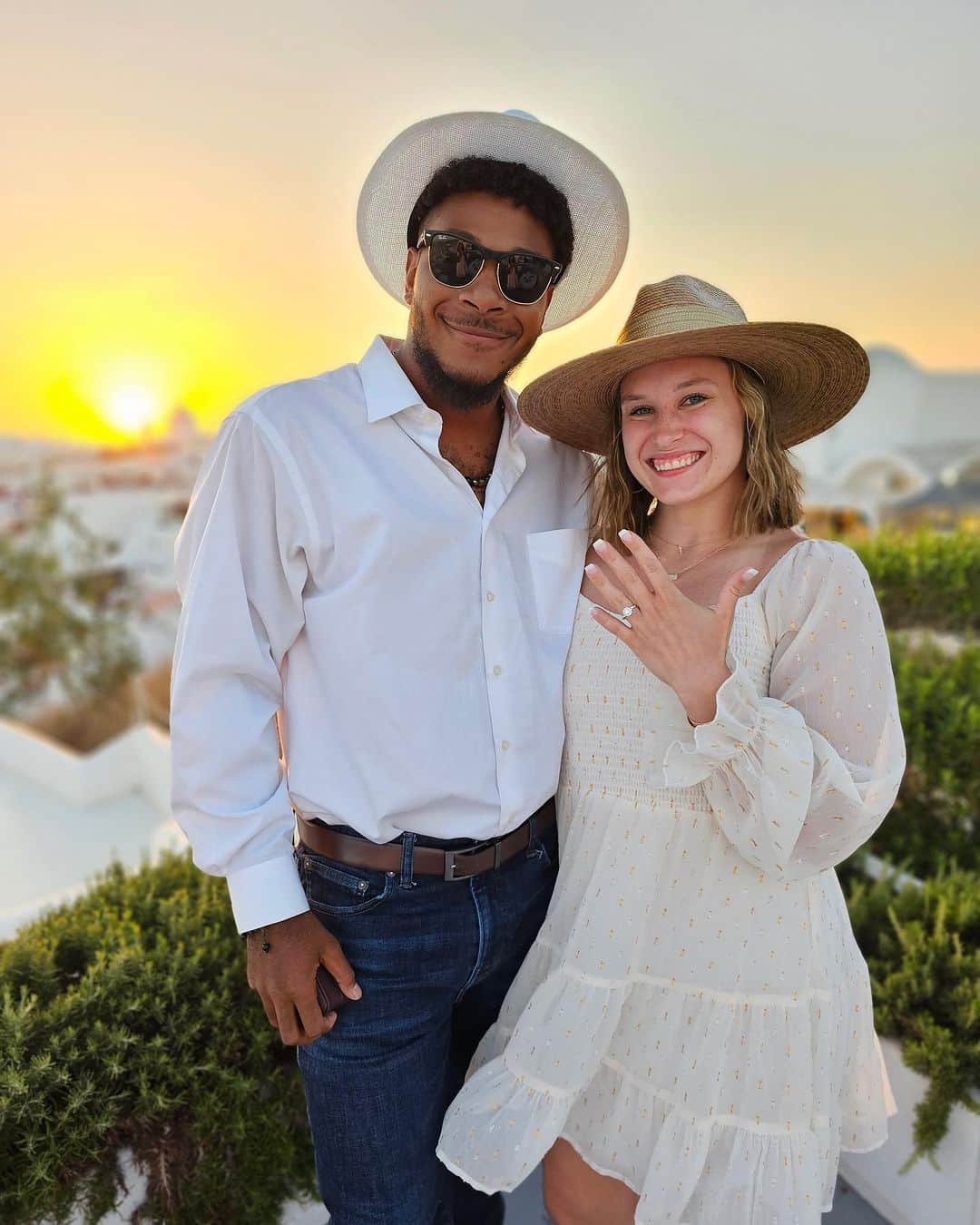 ブレナ・ダウエルのインスタグラム：「We’re getting married!! 💍🩵🇬🇷 It was the most perfect night. Cheers to forever baby!! 🥂」