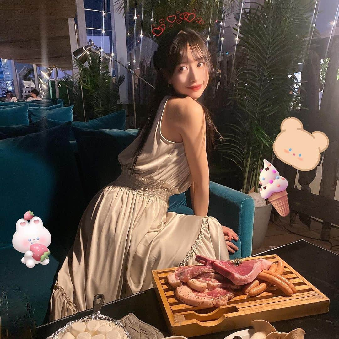 藤川らるむのインスタグラム：「新宿駅近で良さげなBBQ行ってきた🐱❤️ 大好きな友達と夏の終わり満喫した🌻🤍#ワイルドビーチ新宿 #新宿bbq #wildbeach新宿」