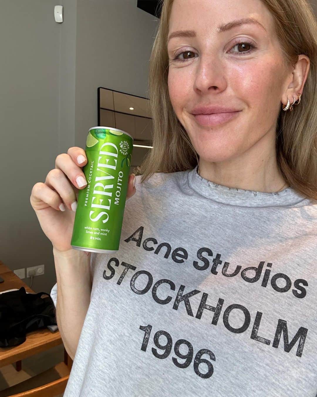エリー・ゴールディングのインスタグラム：「Selfie allowance reached x Sending huge amounts of love to you all 💚💚 @serveddrinks #ad」