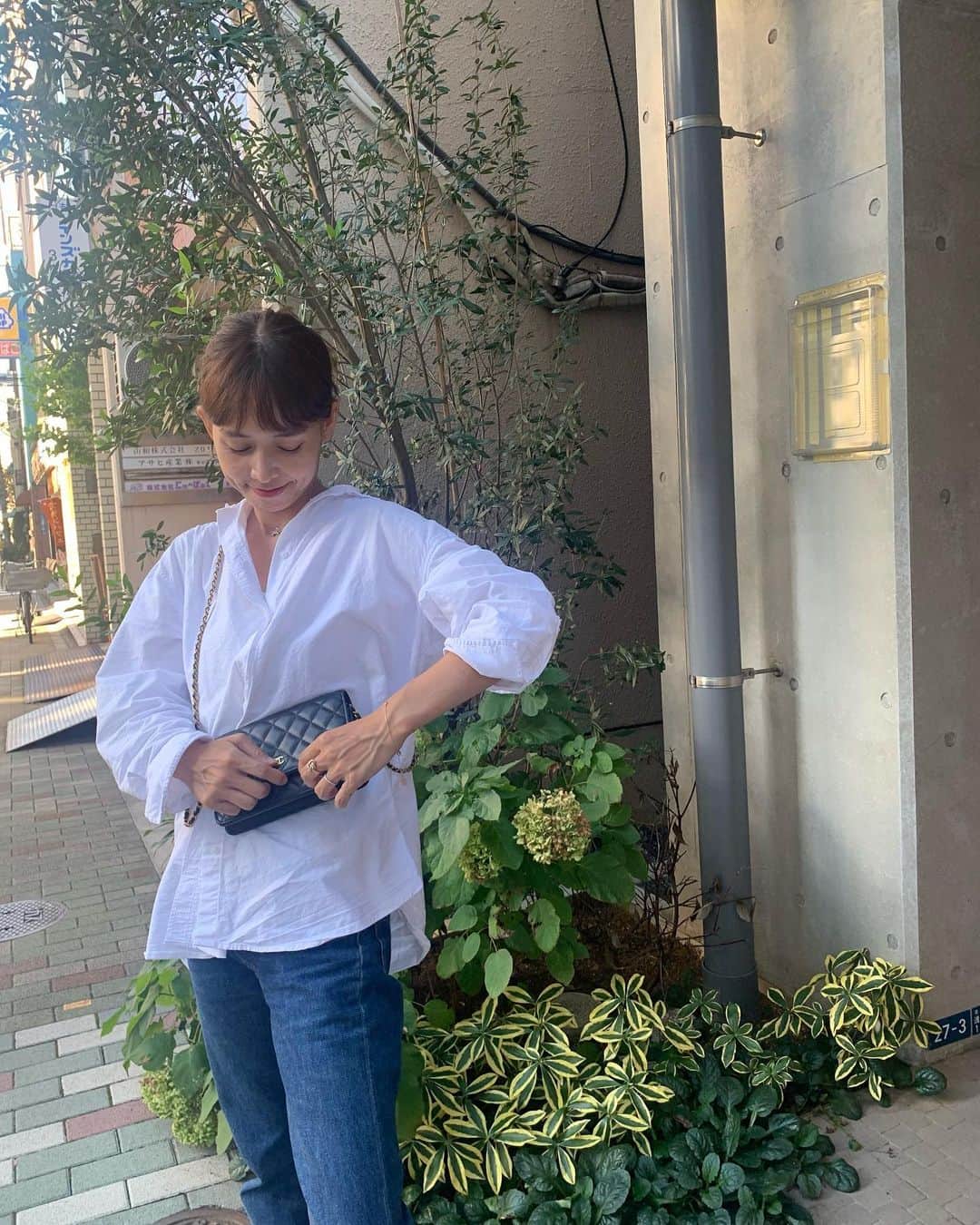 馬渕真由子のインスタグラム：「白シャツデニムは永遠の合わせでしょということで。今日は展示会に必要な物を諸々集めに浅草橋🏃」