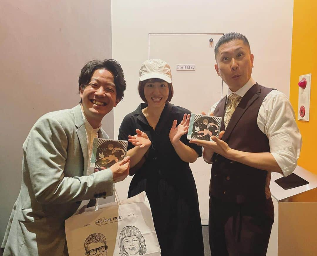 奥村愛子のインスタグラム：「🎙️  ドンデコルテさんを観に 神保町よしもと漫才劇場へ。  ずっと私の『ジャパン』という曲を 出囃子に使ってくださっていて やっとご挨拶出来た！  出囃子が鳴ってお二人が出てきて感動… そしてめちゃくちゃ面白い漫才を観られて とにかく最高 感激です  一緒に行ってくれた志津香ちゃんありがとー 二人で帰り道ずっと 面白かったね、また観にいこうねって話してました 良い夜だ…」