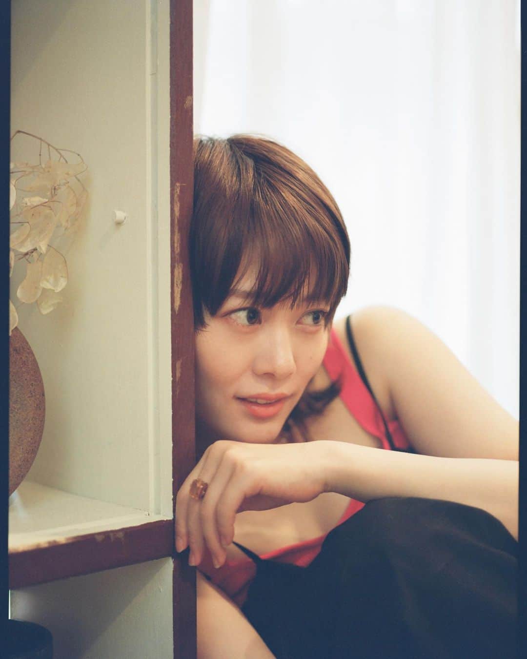 大辻隆弘さんのインスタグラム写真 - (大辻隆弘Instagram)「ふとみせる、この！表情に魅せられて僕は彼女に向かってシャッターを押し続けてます。分かるかな、皆んな。  #纏い纏われふりふられ  #不定期私服連載」9月13日 19時36分 - photsuji