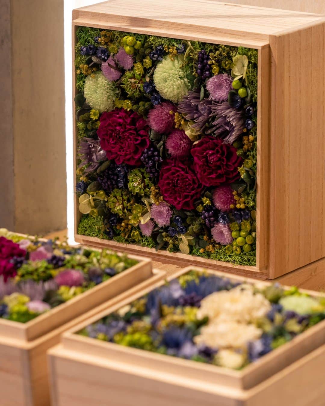 グランドハイアット東京さんのインスタグラム写真 - (グランドハイアット東京Instagram)「ロビーフロアに、フラワーセレクトショップ「掬 -MUSUBU-」がオープンしました。 47都道府県より草花を仕入れるほか花器や伝統工芸品なども取り寄せ、伝統と革新を取り入れた新たな文化体験をお届けします。 日常使いから特別なギフトに最適なアイテムまで、ゲストの皆様のライフスタイルにお応えするラインナップをご用意しています。ぜひお立ち寄りください。  Grand Hyatt Tokyo is now home to the charming MUSUBU flower shop, newly opened in the hotel lobby.  Created using flowers from all of Japan’s 47 prefectures, MUSUBU’s flower arrangements showcase a little piece of natural beauty from every corner of the country. They also offer a variety of ornate vases and other traditional craftwork, allowing visitors a captivating glimpse into the world of Japanese art and culture.  Whether you’re looking to bring color into your daily life or picking out a breathtaking gift for that extra special occasion, you’re sure to find something to fit the mood in MUSUBU’s elegant lineup.  #グランドハイアット東京 #grandhyatttokyo #grandhyatt #hyatt #worldofhyatt #tokyo #roppongihills #flower #flowerart #フラワーアレンジメント」9月13日 19時30分 - grandhyatttokyo