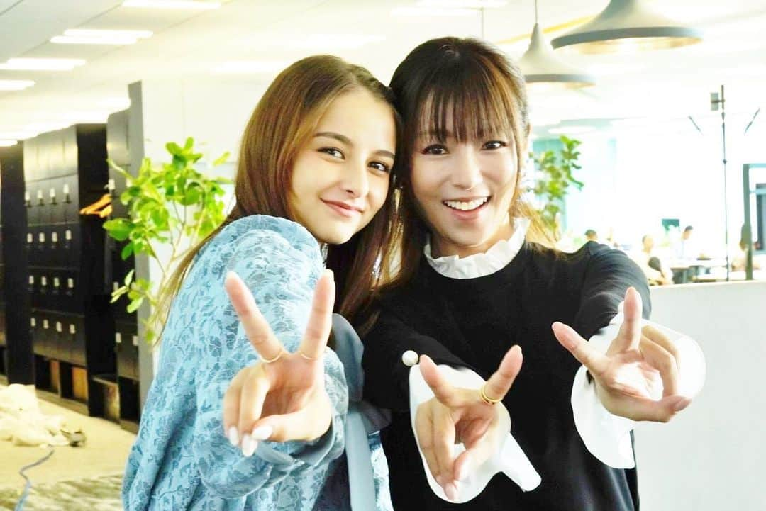 嵐莉菜のインスタグラム：「深田恭子さんと、、！😭  初めの方は、緊張で全く話しかけられなかったのですが、一度お話しする機会があり、一緒の撮影で毎回お話しするようになりました☺️目が合うと手を振ってくれて、それがなによりとても嬉しかったです🥰❤️‍🔥  深田さん話していると、緊張している時でも、心が穏やかな気持ちになって、ずっと眺めてしまうくらい本当に美しくて優しい素敵な方です🥹🩵 共演させていただくことができて、本当に光栄でした😭✨ この写真は宝物です🥹  P.S. こちらは私のカメラで遥ちゃんが撮ってくれました😭🙏嬉 ありがとううう🥲🥲  #エイフォー  #深田恭子　さん」