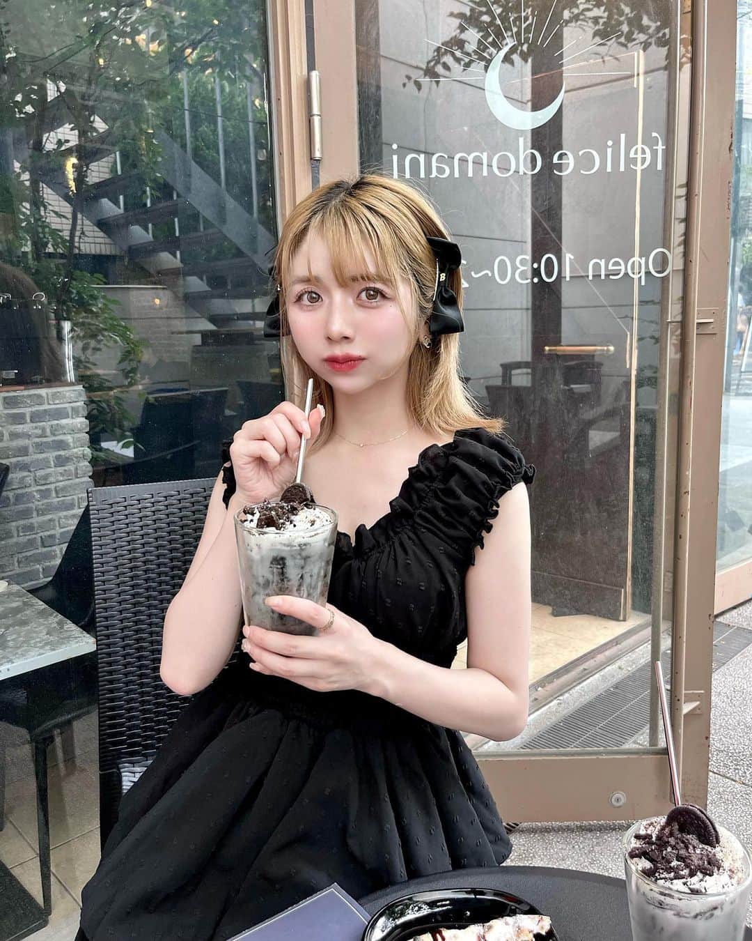 エリンコさんのインスタグラム写真 - (エリンコInstagram)「🖤🌙 . 下北沢にあるインスタ映えなカフェ☕️ . オレオドリンクとデザートピザが オシャレだった😎！！ . お洋服も合わせてブラックコーデ🐦‍⬛♡ . #下北沢 #下北沢カフェ #モノトーンカフェ #世田谷区 ##東京カフェ #東京スイーツ #カフェ巡り #カフェ #東京カフェ巡り #tokyo #えりんコーデ #えりんこヘアアレンジ #えりんこカフェ巡り」9月13日 19時31分 - erinko0315