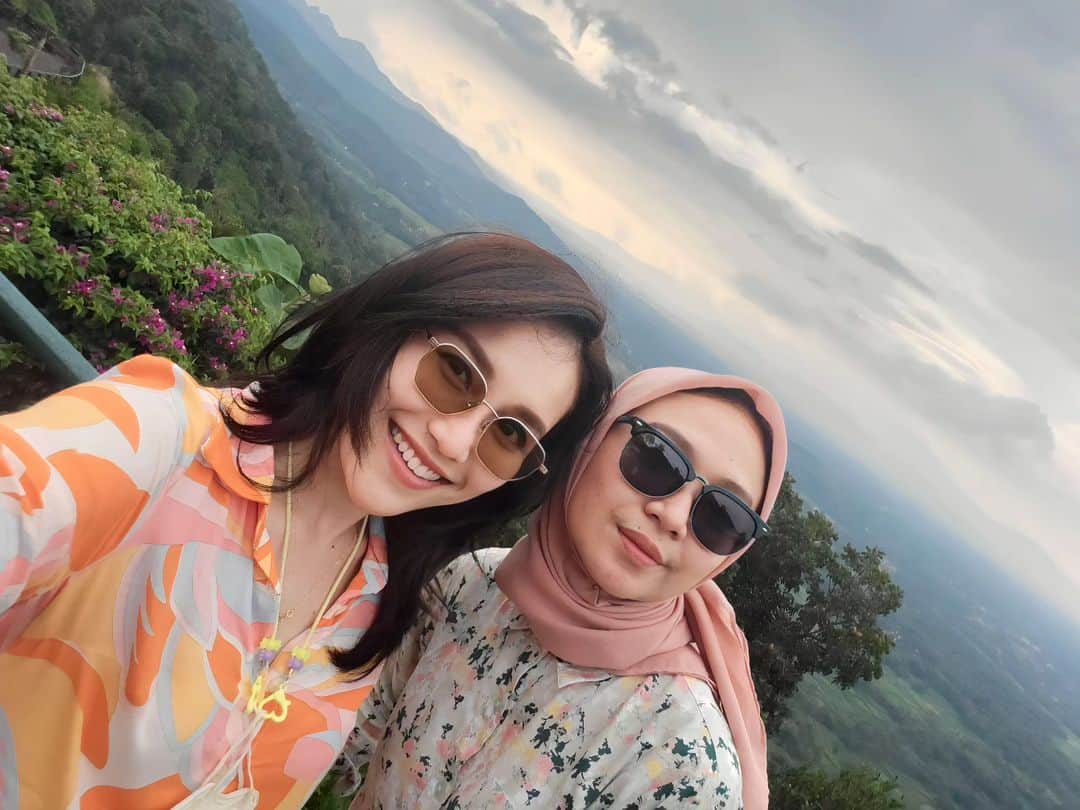 のインスタグラム：「Happy birthday sahabat aku trsyg @annisanursaid 😍🎂🍻🤗 sehat trs, panjang umur, banyak rezeki, selalu bahagia, selalu jd yg terbaik dlm apapun n smg apa yg diinginkan semua trcapai y ca amiinnn.....n selalu syg akuu hhehehe doa trbaik pokoknya y ca, gbu n luv u❤️👭💋😄」