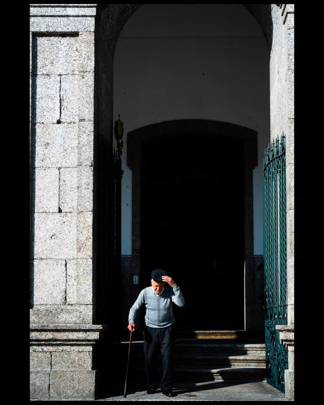 VuTheara Khamさんのインスタグラム写真 - (VuTheara KhamInstagram)「Guimarães, « Aqui nasceu Portugal », September 2023 🇵🇹 . A series of photos taken last Friday morning in Guimaraes, take a coffee in Cafe Milenãrio, strolling around the old center for a few hours. I really enjoyed the vibe, atmosphere of the old town, its architecture and the authenticity of the local population. Which one do you prefer? [1-9] #amarominho #Minho @amarominho」9月13日 19時31分 - vutheara