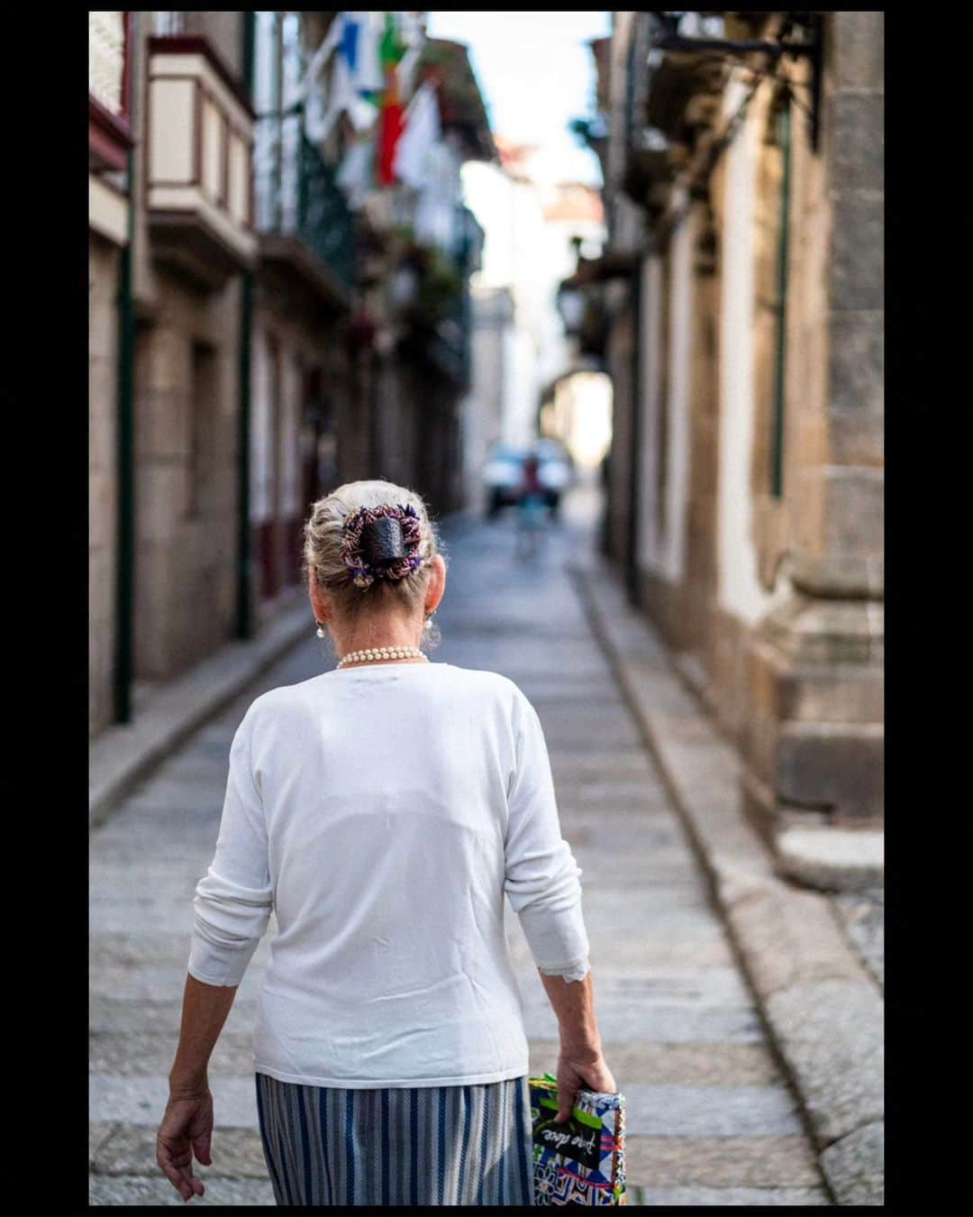 VuTheara Khamさんのインスタグラム写真 - (VuTheara KhamInstagram)「Guimarães, « Aqui nasceu Portugal », September 2023 🇵🇹 . A series of photos taken last Friday morning in Guimaraes, take a coffee in Cafe Milenãrio, strolling around the old center for a few hours. I really enjoyed the vibe, atmosphere of the old town, its architecture and the authenticity of the local population. Which one do you prefer? [1-9] #amarominho #Minho @amarominho」9月13日 19時31分 - vutheara