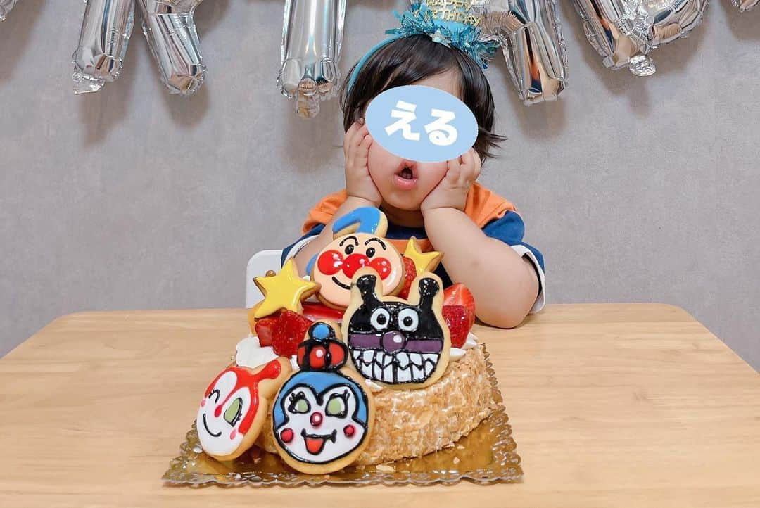 あつろーさんのインスタグラム写真 - (あつろーInstagram)「昨日は大好きなえるくんの2歳の誕生日でした🎉🎂 2枚目の1歳の誕生日の時もアンパンマンミュージアムでお祝いしましたが1年でとても大きくなりました☺️ . 11日の夜2人が寝てからひろと一緒に徹夜してアンパンマンのアイシングに挑戦！！ 今回ひろが上手すぎた笑 めっちゃ頑張ってくれてありがとう😄 俺はバイキンマンとコキンちゃんを作りました✨ . プレゼントもすごく喜んでくれて今日も沢山遊んでいました👀 また家族の嬉しい思い出が増えました♪ . #2歳差育児 #誕生日 #happybirthday #大好き」9月13日 19時32分 - atsu6u