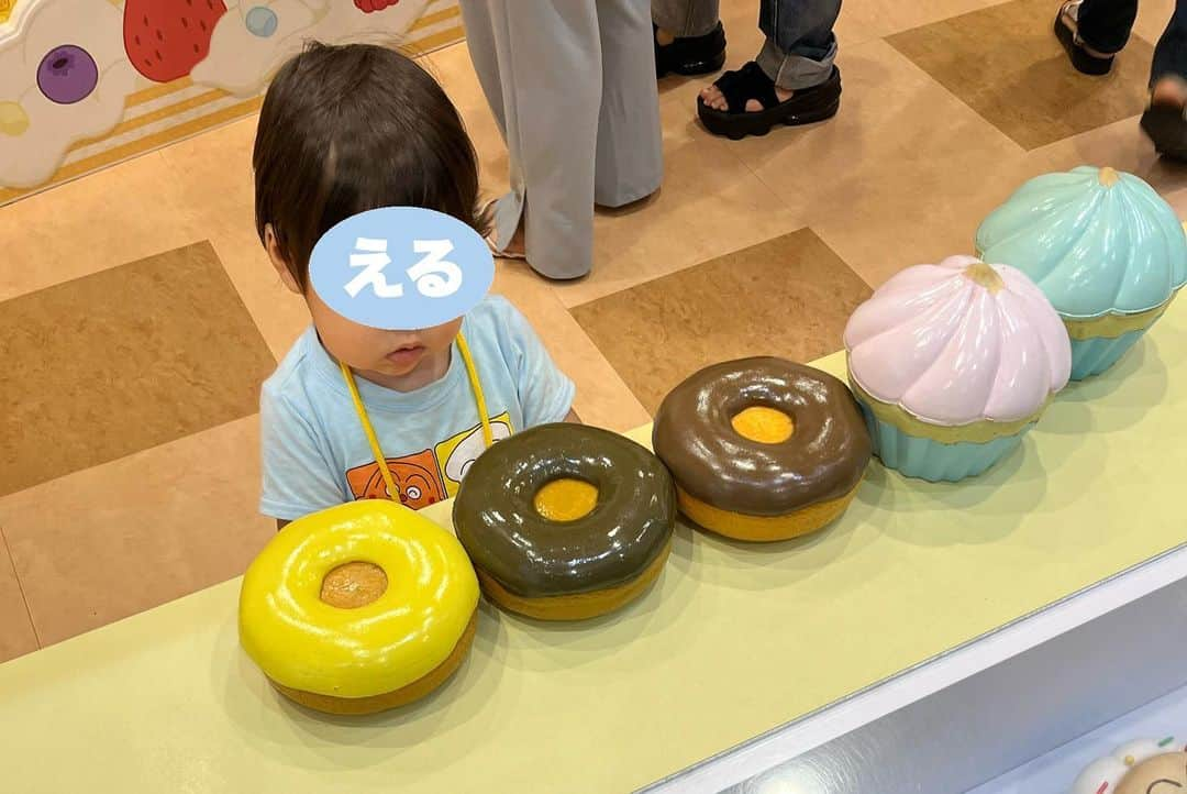 あつろーさんのインスタグラム写真 - (あつろーInstagram)「昨日は大好きなえるくんの2歳の誕生日でした🎉🎂 2枚目の1歳の誕生日の時もアンパンマンミュージアムでお祝いしましたが1年でとても大きくなりました☺️ . 11日の夜2人が寝てからひろと一緒に徹夜してアンパンマンのアイシングに挑戦！！ 今回ひろが上手すぎた笑 めっちゃ頑張ってくれてありがとう😄 俺はバイキンマンとコキンちゃんを作りました✨ . プレゼントもすごく喜んでくれて今日も沢山遊んでいました👀 また家族の嬉しい思い出が増えました♪ . #2歳差育児 #誕生日 #happybirthday #大好き」9月13日 19時32分 - atsu6u