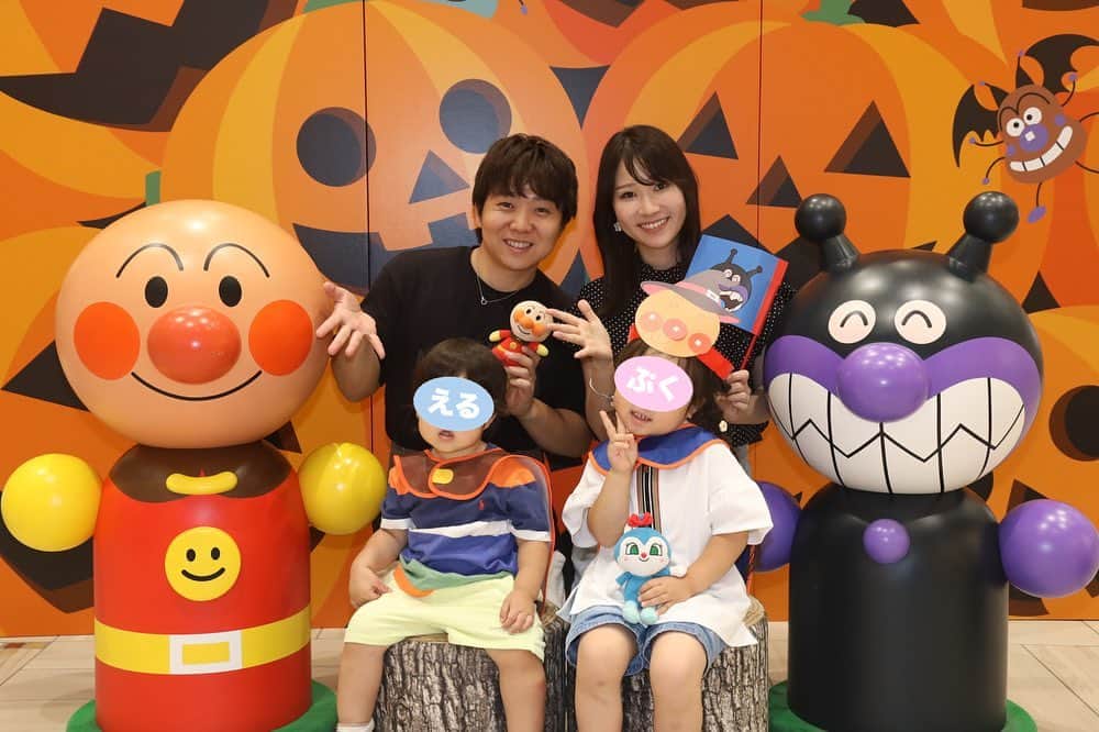 あつろーのインスタグラム：「昨日は大好きなえるくんの2歳の誕生日でした🎉🎂 2枚目の1歳の誕生日の時もアンパンマンミュージアムでお祝いしましたが1年でとても大きくなりました☺️ . 11日の夜2人が寝てからひろと一緒に徹夜してアンパンマンのアイシングに挑戦！！ 今回ひろが上手すぎた笑 めっちゃ頑張ってくれてありがとう😄 俺はバイキンマンとコキンちゃんを作りました✨ . プレゼントもすごく喜んでくれて今日も沢山遊んでいました👀 また家族の嬉しい思い出が増えました♪ . #2歳差育児 #誕生日 #happybirthday #大好き」