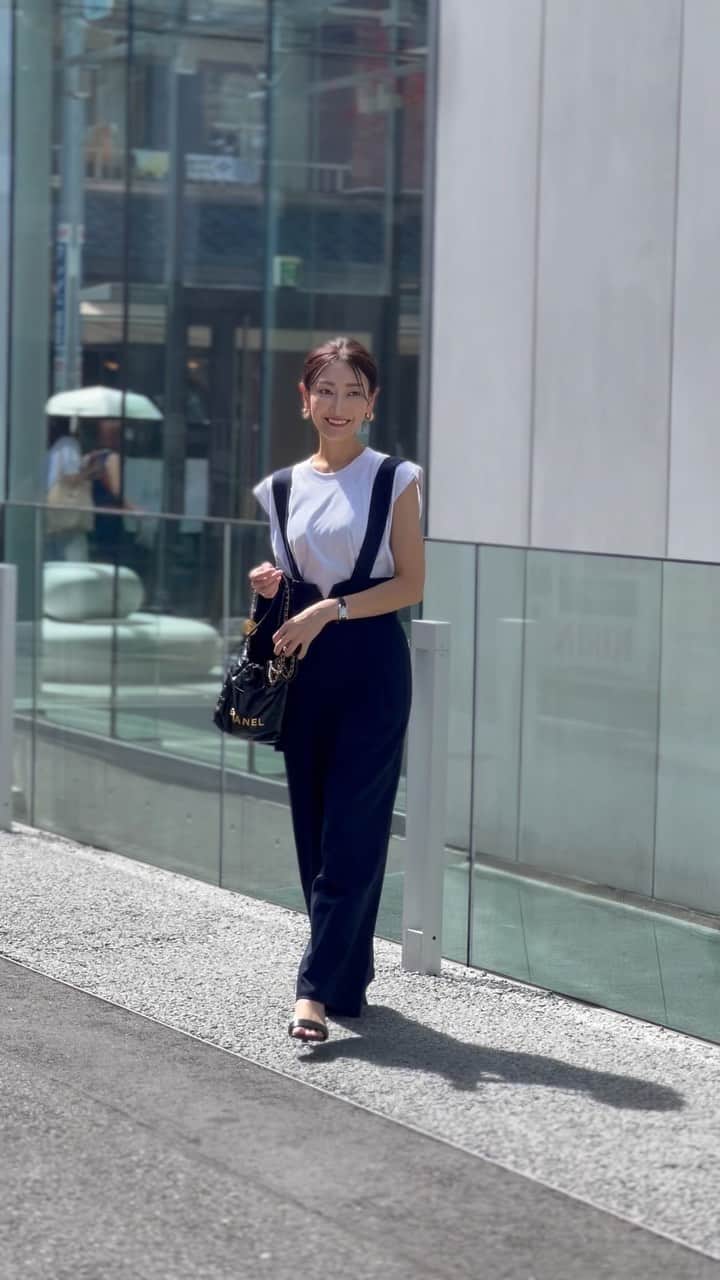金子麻貴のインスタグラム：「2WAYで楽しめるハイウェストサロペット❤️  肩紐は2段階の調整が出来るからヒールの日、フラットシューズの日で丈の長さを少し変えられるのも嬉しい✨😉  肩紐を外してワイドパンツとしても使えるし沢山着回し出来そう。  シアーカーディガンはスケスケ過ぎない上品なシアー感。袖だけリブになってるのもポイント✨全部閉めてボトムにインしても可愛いし羽織としてももちろんオススメです！  どちらも16日20:00から発売🥰 @re_gleam   #fashion#reelsinstagram#chanel#regleam#シンプルコーデ#秋コーデ#ママコーデ#サロペット#サロペットコーデ#シアーカーディガン#シアートップス#カーディガン#コーディネート#コーディネート記録」