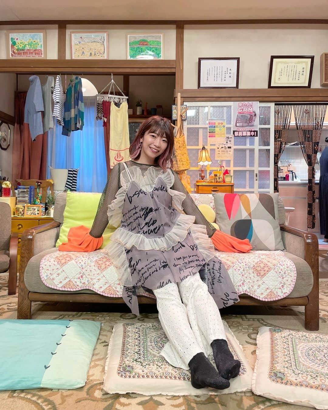 ぱいぱいでか美のインスタグラム：「#こっち側 衣装🧡 . 昨晩放送の 『午前0時の森 おかえり、こっち側の集い』 見てくださった方ありがとうございました〜！ 見逃した方はTVerで是非👀 優しい空間だった……本当に心許した誰かん家みたいだった…… 若林さん、水卜さん、真飛さん、家入さん、YASUさん 感謝です………………………✨  衣装です🧡 トップス▶︎ @enclosure_official  ワンピース▶︎ @oldhoney.tokyo  スタイリストさん▶︎ @sbhr___k ♡  オレンジの袖の存在感と布の質感が めちゃ好みでした🧡 秋っぽさもあってかわいい🍂 . #こっち側 #ENCLOSURE #oldhoney #でか美衣装 #でか美ちゃん」