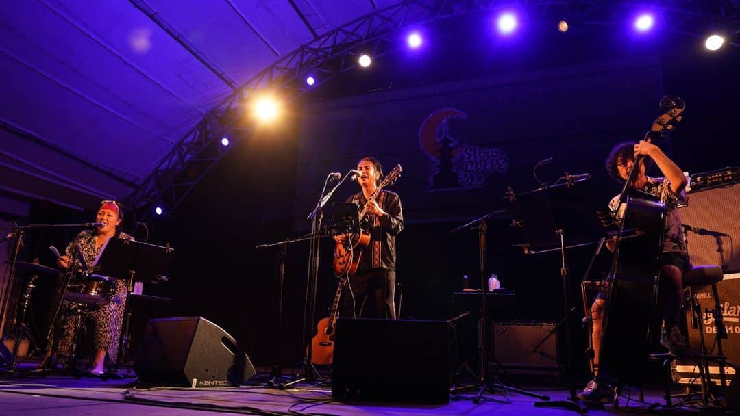 田島貴男のインスタグラム：「先日9月3日、Slow Live'23にOriginal Love Acoustic Set（真城めぐみ、鹿島達也、田島貴男）で出演しました！数年ぶりに池上本門寺で思いっきり歌うことができて嬉しかった！なにかホームグラウンドに帰ってきたような気分でした。ご来場の皆さんに感謝！ありがとうございます！ #slowlive23」