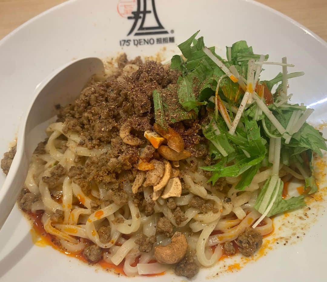 のインスタグラム：「昼飯！！ #今日は #ロケ終わりに #亜生と #ブランチガール松元ちゃんと #ランチ！ #175°DENO担担麺 さん！ #汁なし担担麺 ！ #うまいー！ #辛さもしびれもちょうどいい！ #止まらないうまさ！ #その後3人で喫茶店！ #横並びでお茶！ #まっちゃんにおれとナダルどっちがええか決めてもらってた！ #めっちゃ悩んでた！ #本人おるのにめっちゃ悩んでた！ #その時点でおれの負け！」