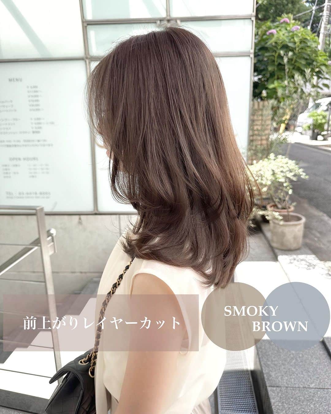 原宿表参道スガシュンスケのインスタグラム：「【𝐏𝐫𝐞𝐦𝐢𝐮𝐦 𝐂𝐚𝐫𝐞 𝐂𝐨𝐥𝐨𝐫〜スモーキーブラウン〜】 ⁡ 夏の終わりから秋にかけてオススメなブラウンカラー🤎 最新のプレミアムケアカラーで抜群の透明感とツヤツヤの最強コンビで超ダメージレス🌟😋 ⁡ ＊カット解説 【𝐕𝐋𝐈𝐍𝐄 𝐋𝐀𝐘𝐄𝐑 〜前上がりレイヤー〜】 ⁡ ブローもしくは1カールのコテ巻きでおしゃれ可愛く決まります🙆 アウトラインとレイヤーを前上がり状にする事で、今っぽい絶妙なバランスになります＊ 極力梳きバサミを使わずに量感調整、質感調整を行い、素材美を目指します🤎(髪質、調整箇所によってセニングを使用する必要があります) ⁡ プレミアムケアカラーのメニューにはイルミナカラー等の追加料金のかかるカラー剤はもちろん、プラスしてカラー剤に最新の処理剤を添加することにより、今回のカラーのダメージを抑えるのみならず、今までのカラーダメージを補修しながら施術ができます💇🏼‍♀️ ⁡ イルミカラーメニューに追加する場合はプラス1100円で可能です🌸 ⁡ 透明感が有りつつ、上質な艶のある髪の毛にするためには、カラーやトリートメントはもちろんですが、カットベースもとっても大事です🤎 ⁡ 似合わせを大切にしたベースカット、毛量調整、質感調整にとてもこだわりがあります！ ⁡ トータルでプロデュースさせて頂きます☀️ ⁡ オフィスでも浮かない明るさ設定で安心☀️ ⁡ 暗髪や縮毛履歴のある方はブリーチ無しダブルカラー(ダブルケアカラー)がお勧め！ ⁡ また、白髪が多くすぐに根元が気になってしまうお客様、白髪染めを卒業していきたいお客様も合わせてご相談くださいね🙋🏽‍♀️ ⁡ 🌸白髪染めを使わずに白髪を染める(彩る)🌸最新の施術方法になります☀️ ⁡ プロフィールハイライト欄に ⁡ 【白髪染め卒業(白髪活かし)】こちらにまとめてあります🐶 ⁡ 【  @tierra_shunsuke_suga 】よりご覧ください😊 ⁡ 複雑な履歴のある方は初回の状態によっては2〜3回以上のご来店で髪の毛を育てていく必要があります😊 ⁡ 責任をもって理想の髪まで導きます❤️ 癖やアホ毛が気になるお客様には【美髪矯正】がオススメ🌸矯正後はメンテナンスとして【美髪改善】をご用意しております🤎 ⁡ 【ショートやボブも大好き🌟】 ⁡ 見やすいようにアカウントを分けてあります 【  @tierra_suga_shortandbob 】 ⁡ ✔️ご予約どしどしお待ちしております🤎 今週のご予約も大歓迎です🙆 ⁡ ✔️学生〜OL、主婦層の方、生活環境に合わせてご提案させていただきます🤩 ⁡ 〜髪の毛を育てるカラーでツヤと透明感の共存💘〜 ⁡ ⁡ ★もっと髪色の透明感がほしい！ ★赤みオレンジ味が消えない！ ★似合う髪型がわからない！ ★今までで１番可愛くキレイになりたい！ ★白髪染めでもおしゃれに染めたい！ ★白髪染めを卒業したい ★朝のスタイリング時間短縮したい！ ★ツヤサラで感動したい！ ★過去のハイライトベースで困ってる ★ダメージが気になる ！ ⁡ どんなお悩みでもご相談頂ければ、全力で施術致します🙇🏾‍♀️ お客様の今までの一番を目指して、丁寧なカウンセリングと圧倒的な経験値で全力で可愛くします😎  ⁡ ⁡ ＊ご新規様限定クーポン＊ ⁡ 【カット＋プレミアムケアカラー＋Aujuaトリートメント】24300円→22000円 (指名料込み) ⁡ 【＊最高級プラン＊プレミアムケアカラー＋超音波Aujuaトリートメント＋カット】¥27500→¥23100(指名料込み) ⁡ 【髪質改善プレミアムケアカラー】美髪エステ＋イルミナカラー＋カット ¥29150 ⁡ 【髪質改善】美髪矯正(縮毛矯正)＋似合わせカット ¥25850 ⁡ 【髪質改善】美髪エステ＋似合わせカット ¥22550 ⁡ 【プレミアムケアカラー＋Aujua超音波トリートメント】¥22000→¥18700 ⁡ 【プレミアムダブルケアカラー(ブリーチなしダブル)+aujuaトリートメント】 ¥30800→¥25300 ⁡ その他パーマメニュー含むクーポン多数あり🌟 ⁡ 𝑻𝒊𝒆𝒓𝒓𝒂 𝐒𝐓𝐎𝐑𝐄 𝐌𝐀𝐍𝐄𝐆𝐄𝐑/𝐃𝐈𝐑𝐄𝐂𝐓𝐎𝐑/𝐒𝐔𝐆𝐀 𝐒𝐇𝐔𝐍𝐒𝐔𝐊𝐄 ⁡ メインアカウント【 @tierra_shunsuke_suga 】 ショートアカウント【 @tierra_suga_shortandbob 】 ⁡ ➖➖➖➖➖➖➖➖➖➖➖➖➖➖➖➖➖➖ ▷ 𝓣𝓲𝓮𝓻𝓻𝓪  ▷東京都渋谷区神宮前6-28-3 Gビル神宮前06 B1F  ▷Tel 0364188005  月曜日〜金曜日 11:00〜20:30 土曜日  10:00〜20:00 日曜日 祝日  10:00〜19:00 毎週火曜定休(※祝日の場合は営業) ➖➖➖➖➖➖➖➖➖➖➖➖➖➖➖➖➖➖」