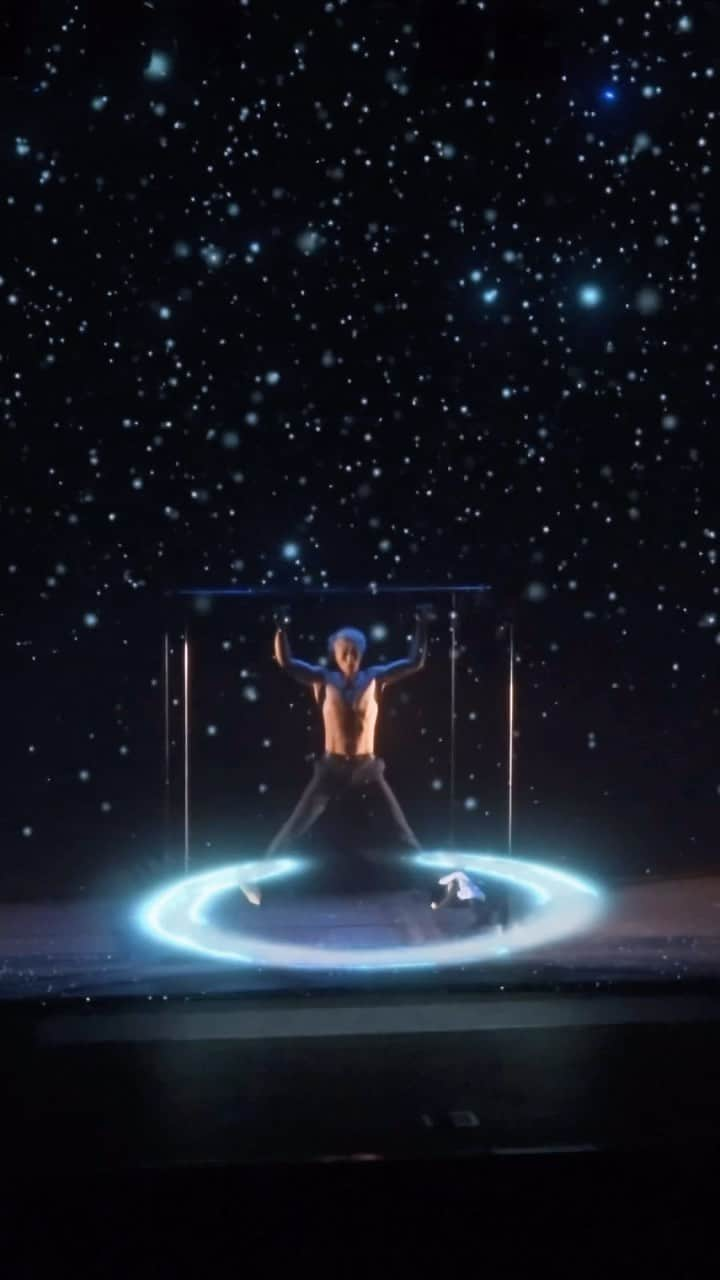 上西隆史（エアフットワークス）のインスタグラム：「Live projection visual is also created by me. Airdance? Of course yes.  ・ プロジェクションの映像も自らクリエイトしてます。 アフター使ってます、プロジェクトファイルは解読不能な程ごちゃごちゃしています笑」