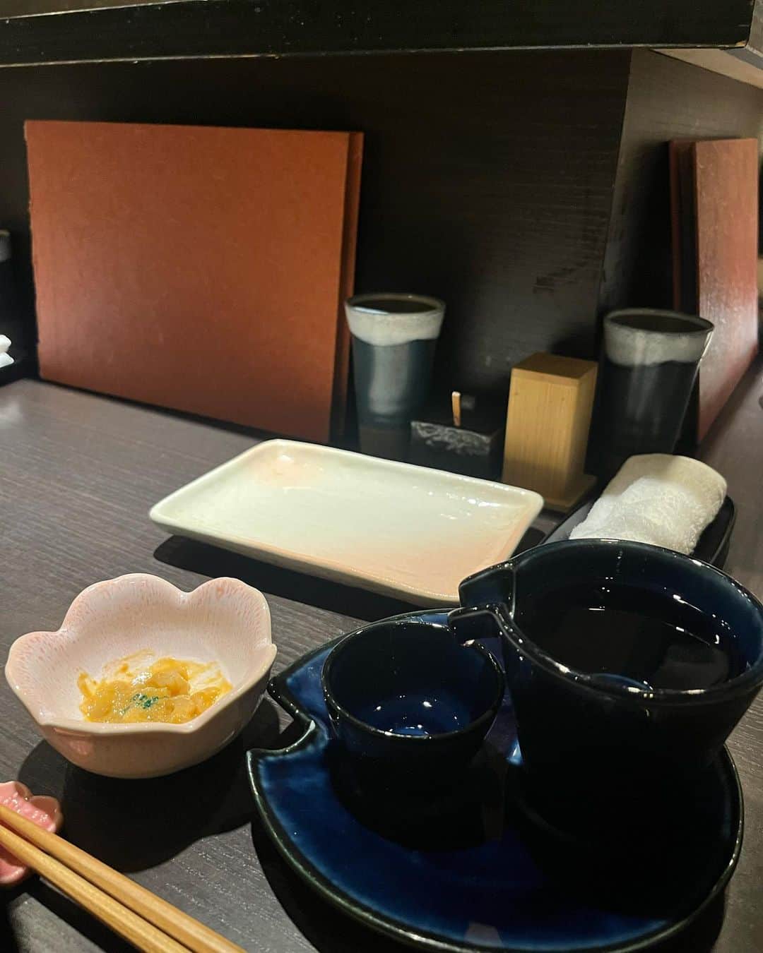 やまだひさしのインスタグラム：「孤独のグルメ 神楽坂で1人酒。 小道で和装とすれ違う風情も素敵。ゆっくり静かに飲める 大好きなお店でふらっと一杯。 #やまだひさし #ラジオ #DJ #グルメ #焼き鳥」