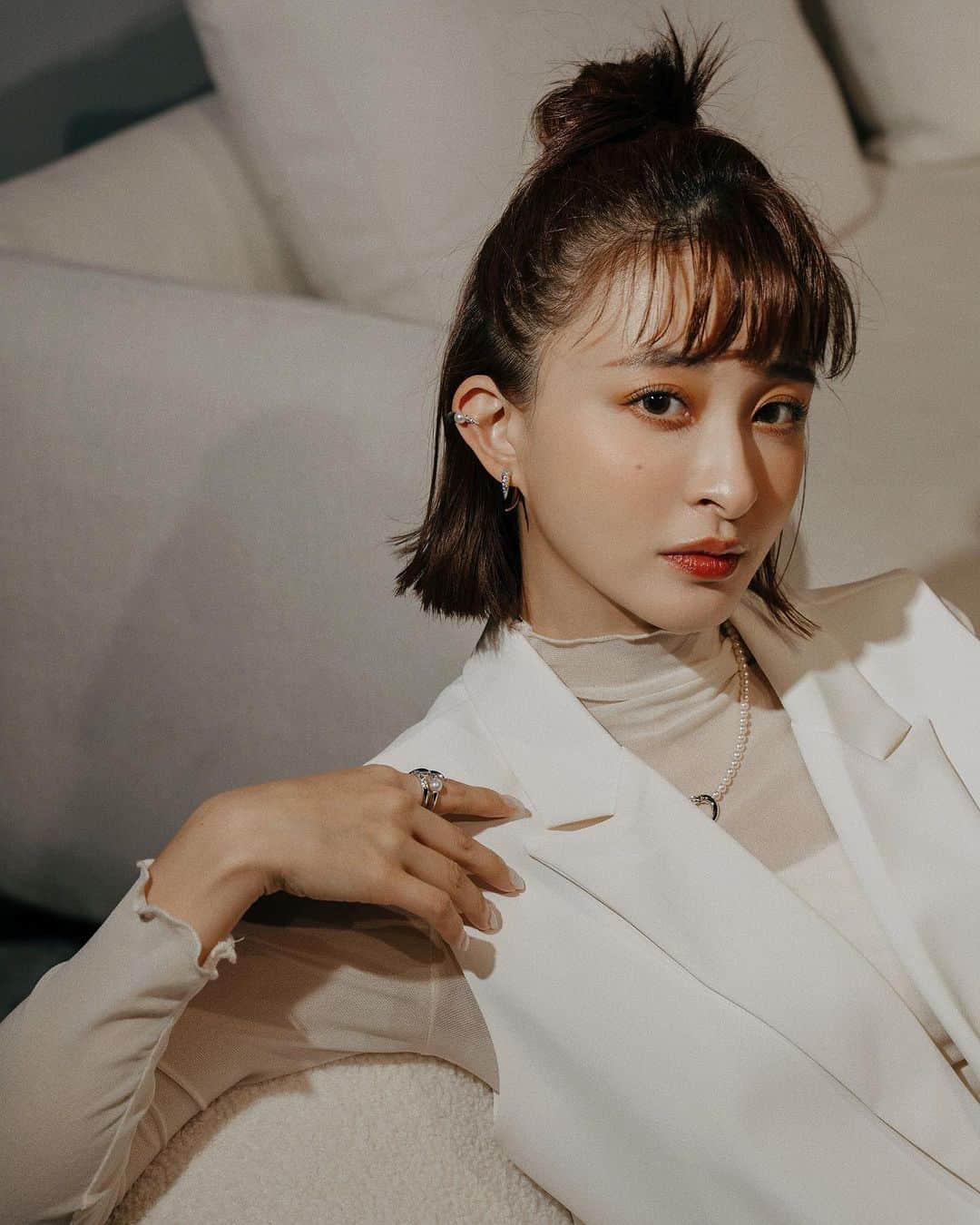 Kerinaさんのインスタグラム写真 - (KerinaInstagram)「. 珍珠對大多數人來說，代表著高雅與溫柔氣質 但TASAKI總是可以將珍珠呈現出不同的樣貌 有著強烈個性但又不失韻味的珠寶作品💗  最新 @tasaki_intl 的danger系列 是以大自然中植物的荊棘和動物的利齒為靈感 將尖刺融入珍珠飾品 戴起來有個性又融合優雅氣息 日常戴也很適合，捨不得拿下來了🥹  當天也欣賞到TASAKI Atelier系列的高級訂製珠寶 這次是以「絢爛天空」為主題 透過各種細緻珠寶，來詮釋天空變幻無窮的風貌  TASAKI是珠寶，但也是藝術品 處處充滿著獨特的設計 俐落簡約、華麗典雅 有機會大家一定要靠櫃近距離欣賞🫶🏻  #TASAKITAIWAN #TASAKIAtelier #TASAKIDanger」9月13日 19時41分 - kerina_hsueh