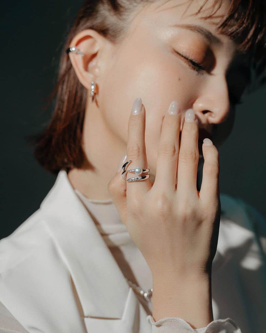 Kerinaさんのインスタグラム写真 - (KerinaInstagram)「. 珍珠對大多數人來說，代表著高雅與溫柔氣質 但TASAKI總是可以將珍珠呈現出不同的樣貌 有著強烈個性但又不失韻味的珠寶作品💗  最新 @tasaki_intl 的danger系列 是以大自然中植物的荊棘和動物的利齒為靈感 將尖刺融入珍珠飾品 戴起來有個性又融合優雅氣息 日常戴也很適合，捨不得拿下來了🥹  當天也欣賞到TASAKI Atelier系列的高級訂製珠寶 這次是以「絢爛天空」為主題 透過各種細緻珠寶，來詮釋天空變幻無窮的風貌  TASAKI是珠寶，但也是藝術品 處處充滿著獨特的設計 俐落簡約、華麗典雅 有機會大家一定要靠櫃近距離欣賞🫶🏻  #TASAKITAIWAN #TASAKIAtelier #TASAKIDanger」9月13日 19時41分 - kerina_hsueh