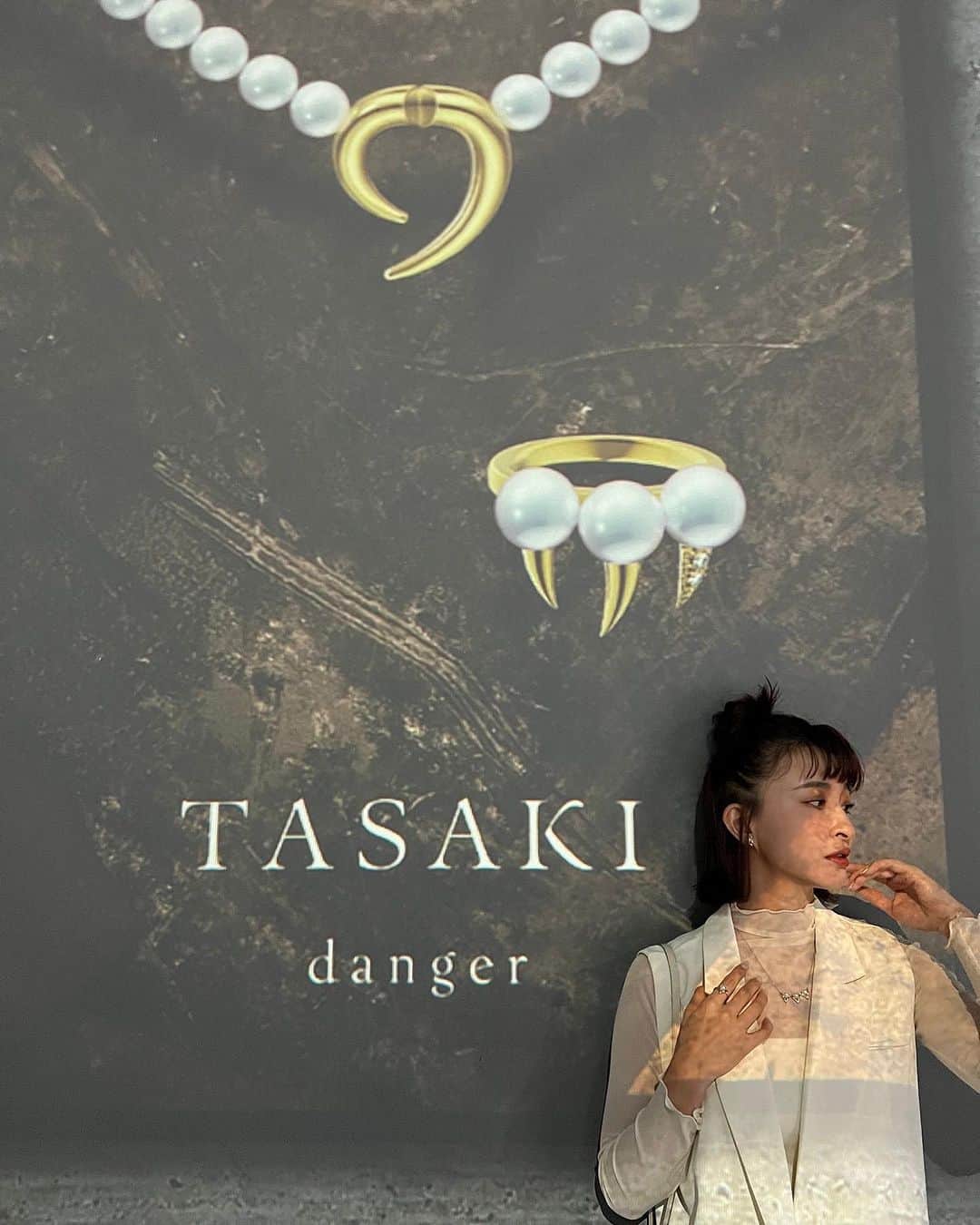 Kerinaさんのインスタグラム写真 - (KerinaInstagram)「. 珍珠對大多數人來說，代表著高雅與溫柔氣質 但TASAKI總是可以將珍珠呈現出不同的樣貌 有著強烈個性但又不失韻味的珠寶作品💗  最新 @tasaki_intl 的danger系列 是以大自然中植物的荊棘和動物的利齒為靈感 將尖刺融入珍珠飾品 戴起來有個性又融合優雅氣息 日常戴也很適合，捨不得拿下來了🥹  當天也欣賞到TASAKI Atelier系列的高級訂製珠寶 這次是以「絢爛天空」為主題 透過各種細緻珠寶，來詮釋天空變幻無窮的風貌  TASAKI是珠寶，但也是藝術品 處處充滿著獨特的設計 俐落簡約、華麗典雅 有機會大家一定要靠櫃近距離欣賞🫶🏻  #TASAKITAIWAN #TASAKIAtelier #TASAKIDanger」9月13日 19時41分 - kerina_hsueh