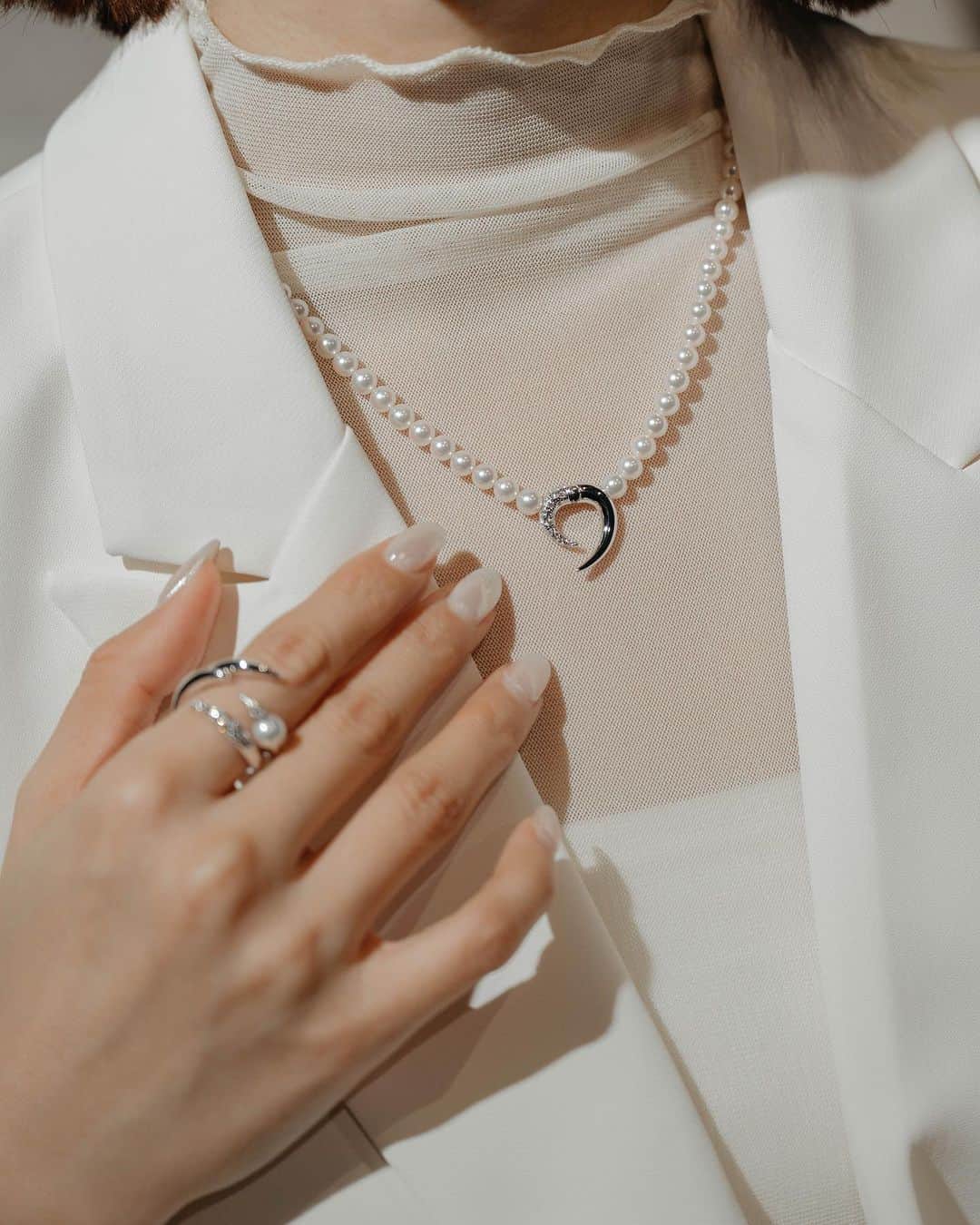 Kerinaさんのインスタグラム写真 - (KerinaInstagram)「. 珍珠對大多數人來說，代表著高雅與溫柔氣質 但TASAKI總是可以將珍珠呈現出不同的樣貌 有著強烈個性但又不失韻味的珠寶作品💗  最新 @tasaki_intl 的danger系列 是以大自然中植物的荊棘和動物的利齒為靈感 將尖刺融入珍珠飾品 戴起來有個性又融合優雅氣息 日常戴也很適合，捨不得拿下來了🥹  當天也欣賞到TASAKI Atelier系列的高級訂製珠寶 這次是以「絢爛天空」為主題 透過各種細緻珠寶，來詮釋天空變幻無窮的風貌  TASAKI是珠寶，但也是藝術品 處處充滿著獨特的設計 俐落簡約、華麗典雅 有機會大家一定要靠櫃近距離欣賞🫶🏻  #TASAKITAIWAN #TASAKIAtelier #TASAKIDanger」9月13日 19時41分 - kerina_hsueh