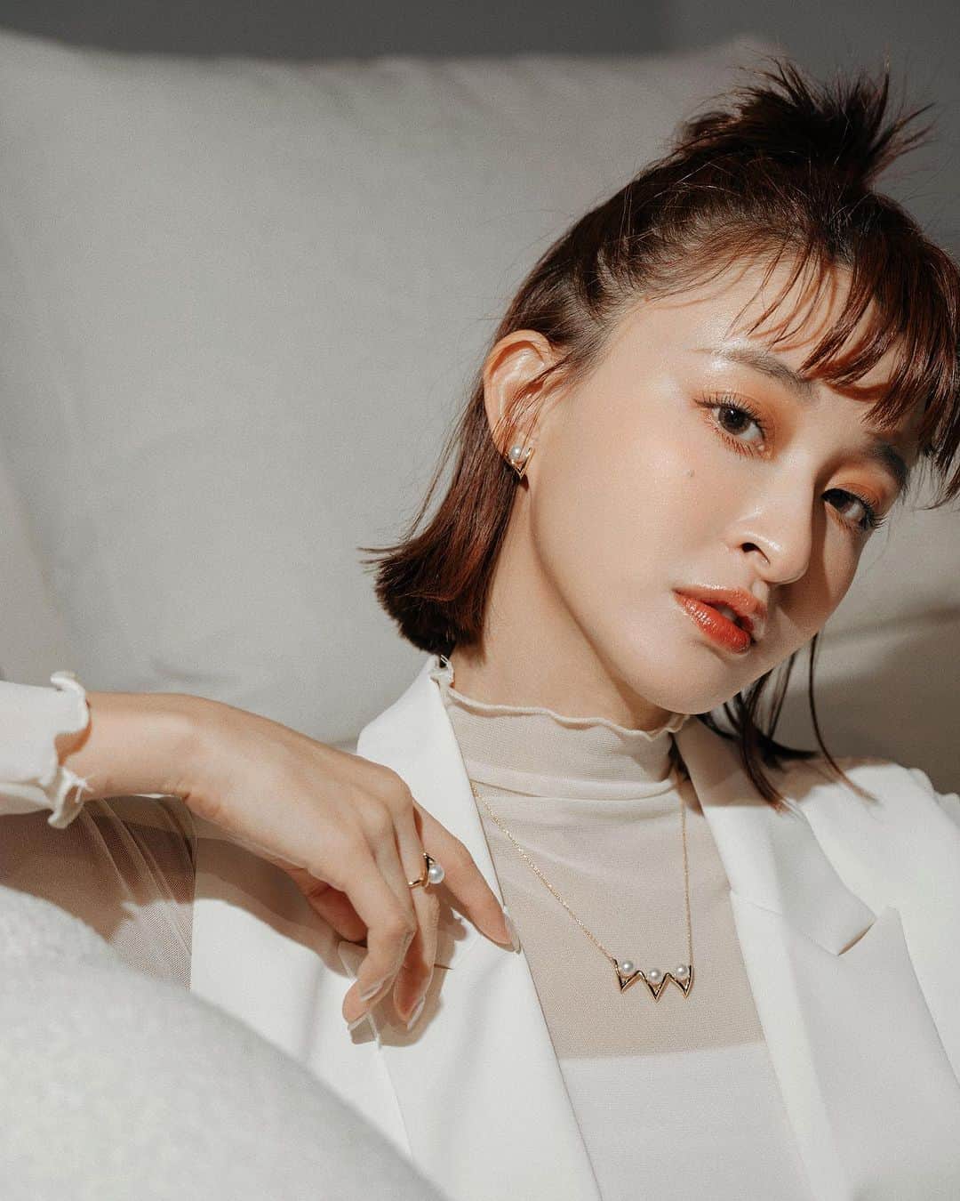 Kerinaさんのインスタグラム写真 - (KerinaInstagram)「. 珍珠對大多數人來說，代表著高雅與溫柔氣質 但TASAKI總是可以將珍珠呈現出不同的樣貌 有著強烈個性但又不失韻味的珠寶作品💗  最新 @tasaki_intl 的danger系列 是以大自然中植物的荊棘和動物的利齒為靈感 將尖刺融入珍珠飾品 戴起來有個性又融合優雅氣息 日常戴也很適合，捨不得拿下來了🥹  當天也欣賞到TASAKI Atelier系列的高級訂製珠寶 這次是以「絢爛天空」為主題 透過各種細緻珠寶，來詮釋天空變幻無窮的風貌  TASAKI是珠寶，但也是藝術品 處處充滿著獨特的設計 俐落簡約、華麗典雅 有機會大家一定要靠櫃近距離欣賞🫶🏻  #TASAKITAIWAN #TASAKIAtelier #TASAKIDanger」9月13日 19時41分 - kerina_hsueh