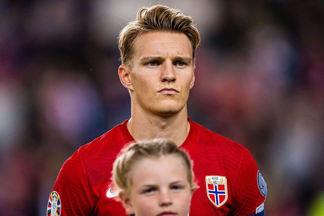 マルティン・ウーデゴールのインスタグラム：「Fin samling med gutta🇳🇴❤️ Vi fighter videre! Takk for fantastisk støtte og stemning på Ullevaal! Ses i oktober 👊🏼」