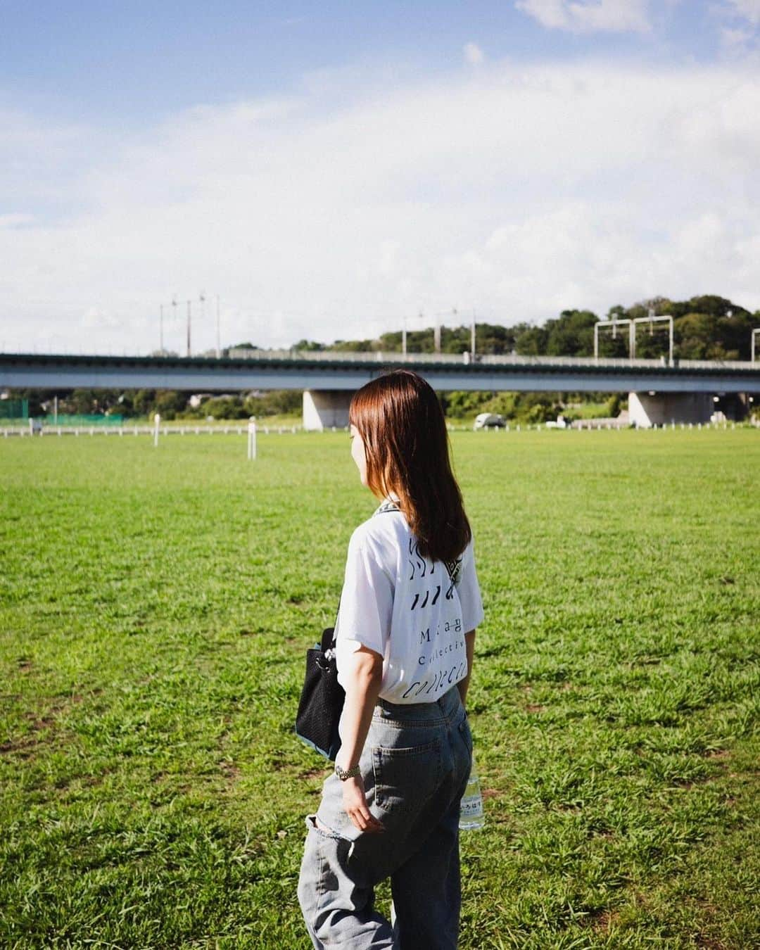 樺澤まどかさんのインスタグラム写真 - (樺澤まどかInstagram)「🌞  多摩川昼飲みday🍻 エモ写真〜  photo by SHOICHI @shoghts   #樺澤まどか  #夏#ピクニック#昼飲み#外飲み#白tコーデ#夏コーデ#サングラス#灼熱」9月13日 19時42分 - kabasawa_madoka