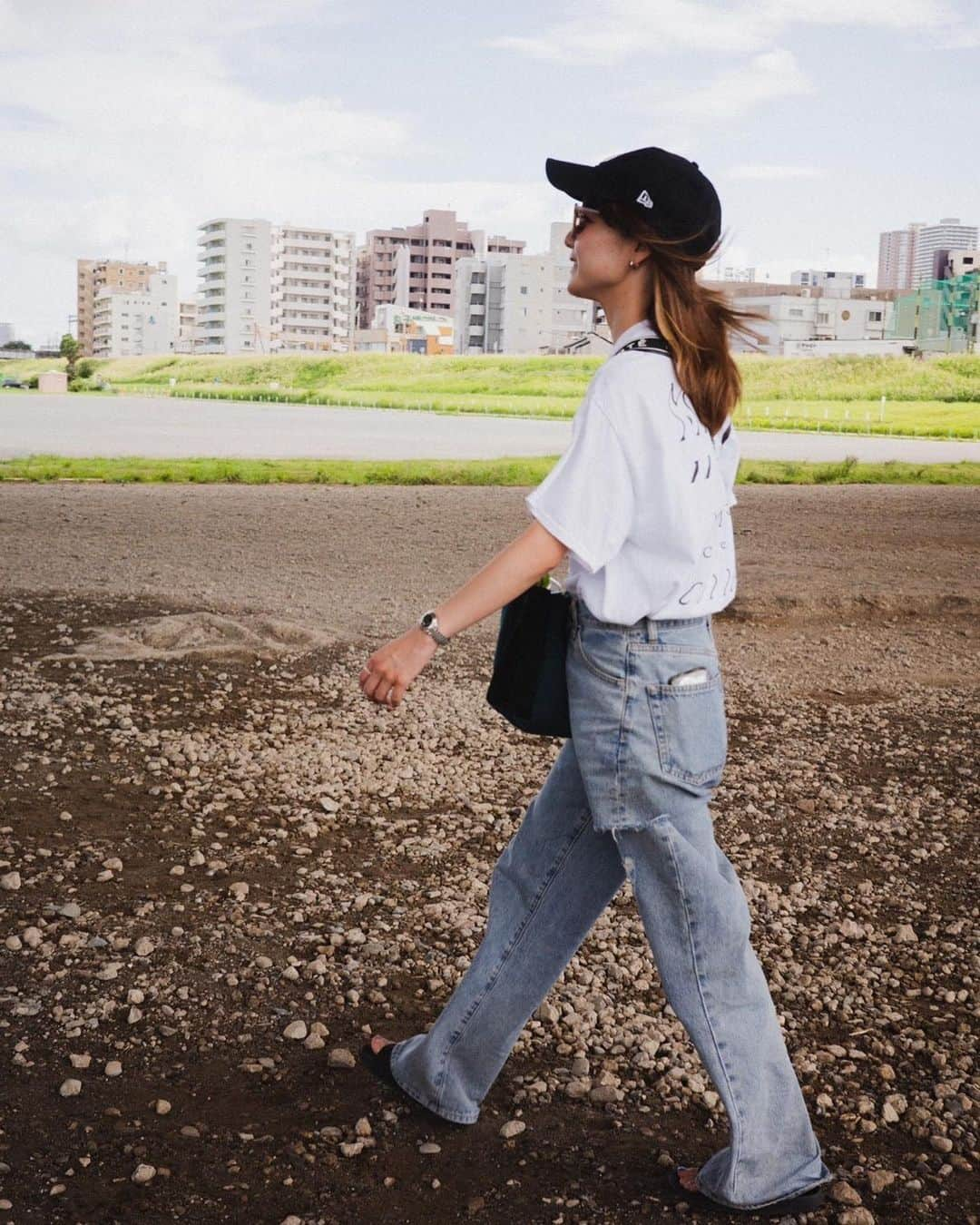 樺澤まどかさんのインスタグラム写真 - (樺澤まどかInstagram)「🌞  多摩川昼飲みday🍻 エモ写真〜  photo by SHOICHI @shoghts   #樺澤まどか  #夏#ピクニック#昼飲み#外飲み#白tコーデ#夏コーデ#サングラス#灼熱」9月13日 19時42分 - kabasawa_madoka