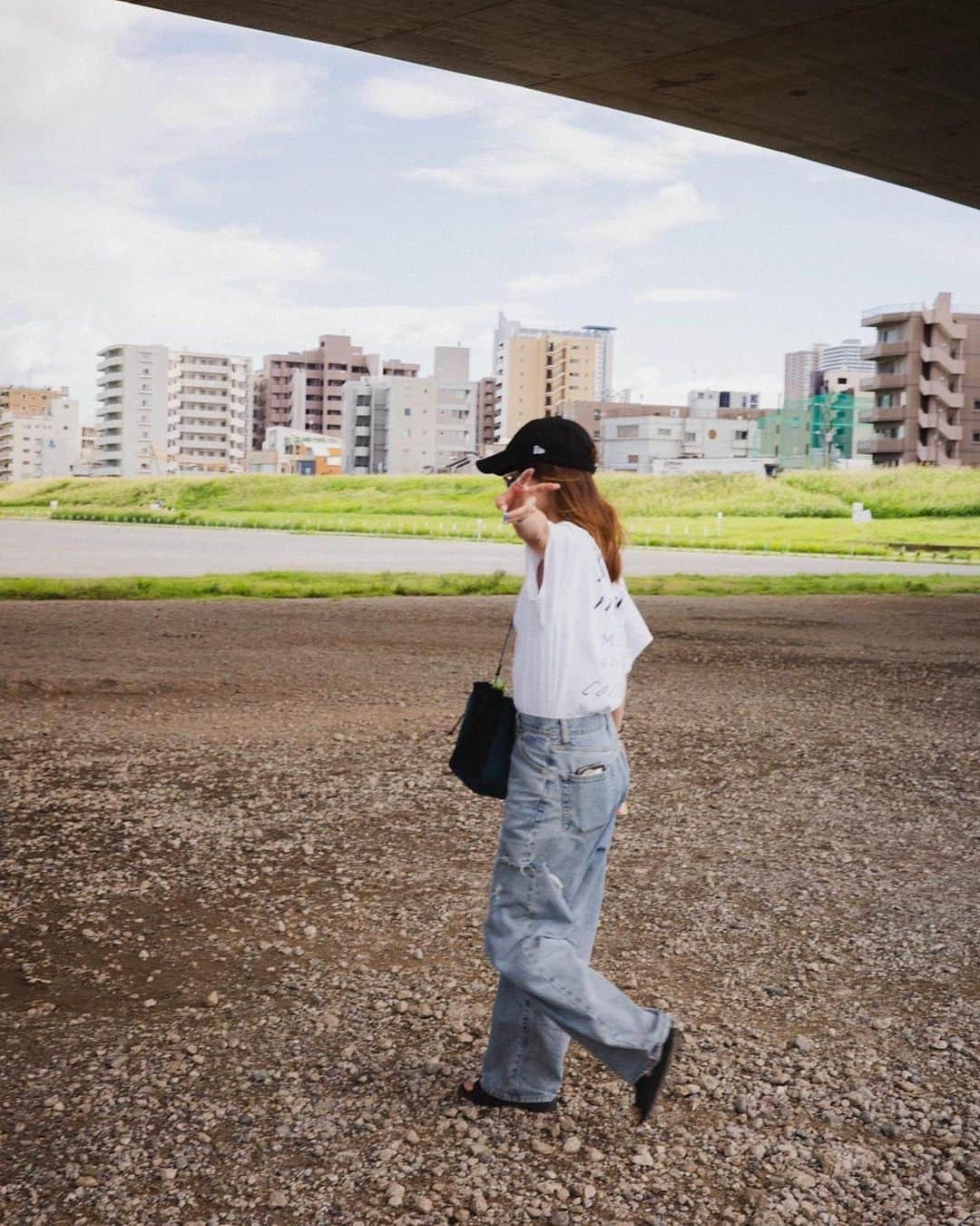 樺澤まどかさんのインスタグラム写真 - (樺澤まどかInstagram)「🌞  多摩川昼飲みday🍻 エモ写真〜  photo by SHOICHI @shoghts   #樺澤まどか  #夏#ピクニック#昼飲み#外飲み#白tコーデ#夏コーデ#サングラス#灼熱」9月13日 19時42分 - kabasawa_madoka