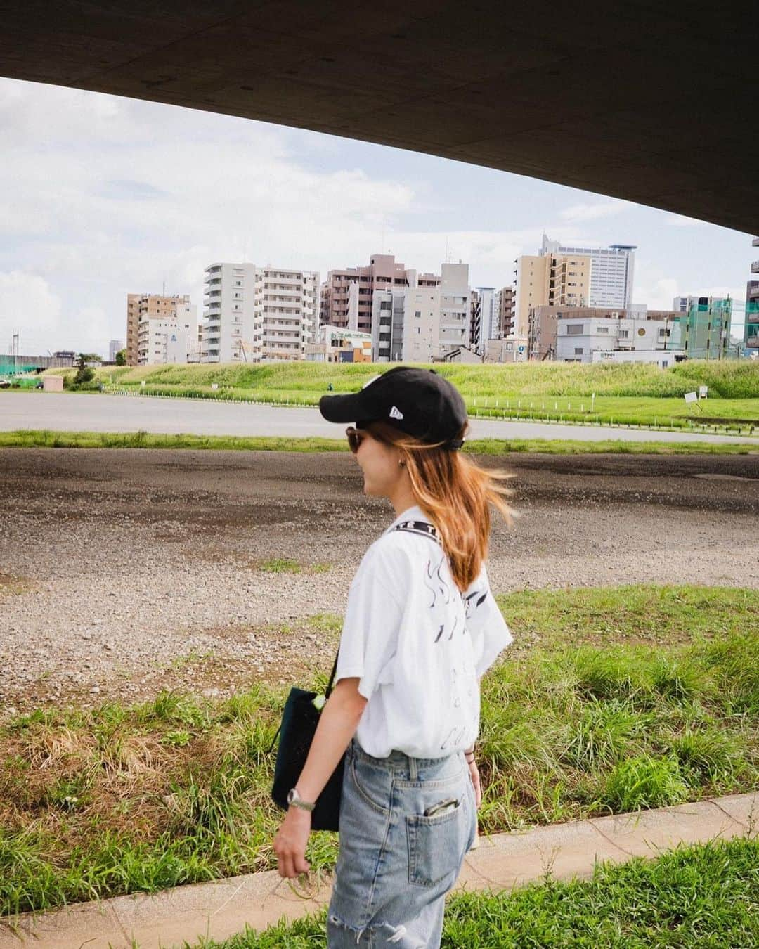 樺澤まどかさんのインスタグラム写真 - (樺澤まどかInstagram)「🌞  多摩川昼飲みday🍻 エモ写真〜  photo by SHOICHI @shoghts   #樺澤まどか  #夏#ピクニック#昼飲み#外飲み#白tコーデ#夏コーデ#サングラス#灼熱」9月13日 19時42分 - kabasawa_madoka