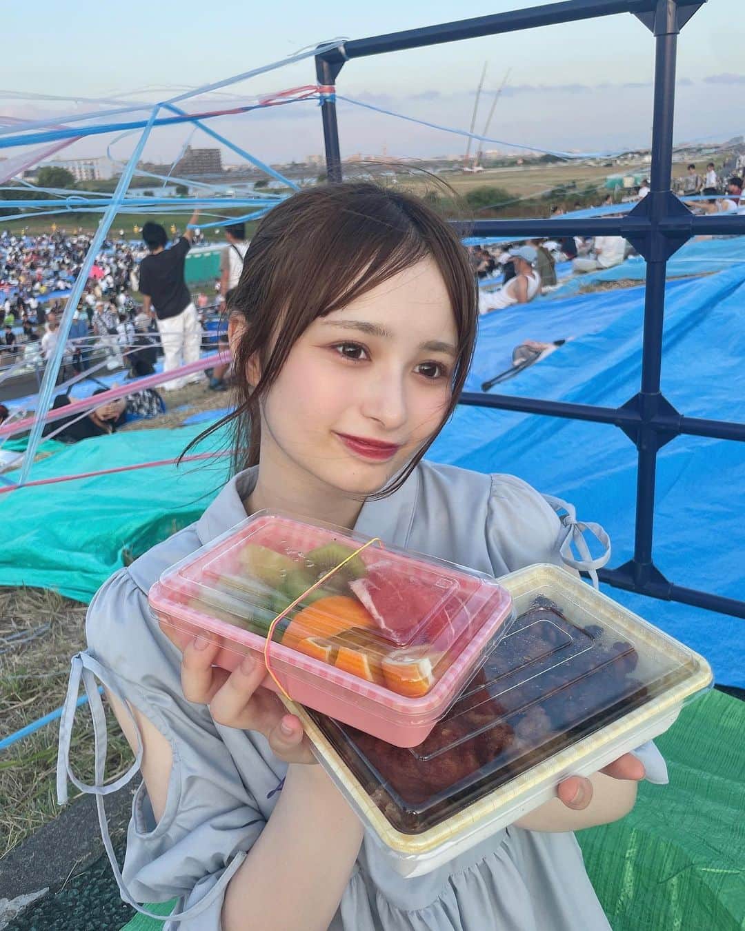 のインスタグラム：「ずーっと行きたいって言ってた花火大会にメンバーといけた日🌻♡  強風だったから前髪なくなった✌︎」