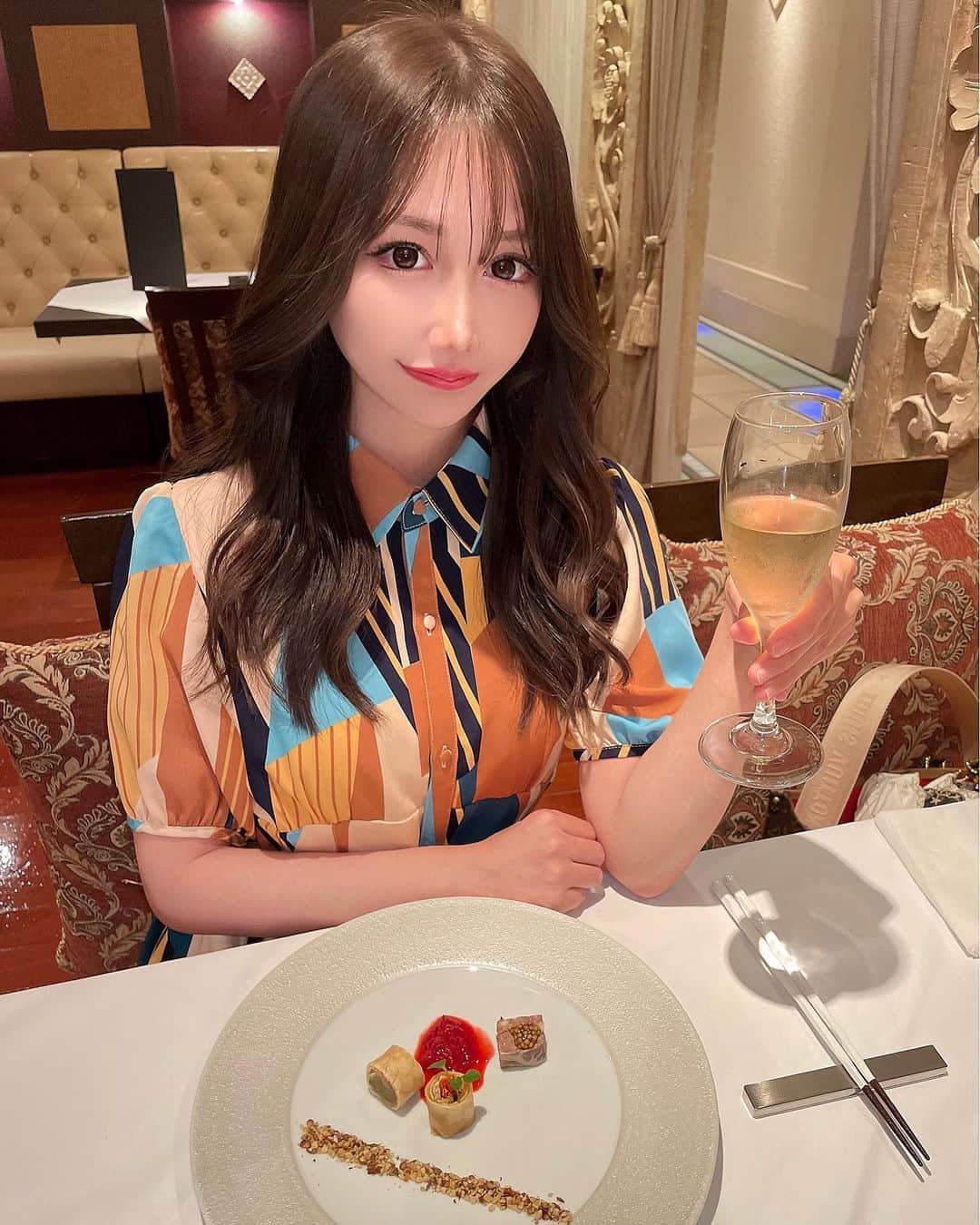 ひよこ先輩のインスタグラム：「🌹 友達とカスケードで女子会🍽️🥂 銀座にあるお店でフレンチコースが お箸で気軽に食べれる💕 飲み放題メニューも充実してて お酒だけじゃなくソフトドリンクメニューも 種類豊富だからお酒飲めなくても 楽しめるのありがたい🥹❤️ トランクケースに入ったケーキも 可愛すぎた😍 PR ( @cascade_ginza ) . #カスケード銀座店 #銀座　#カスケード #有楽町　#新橋」