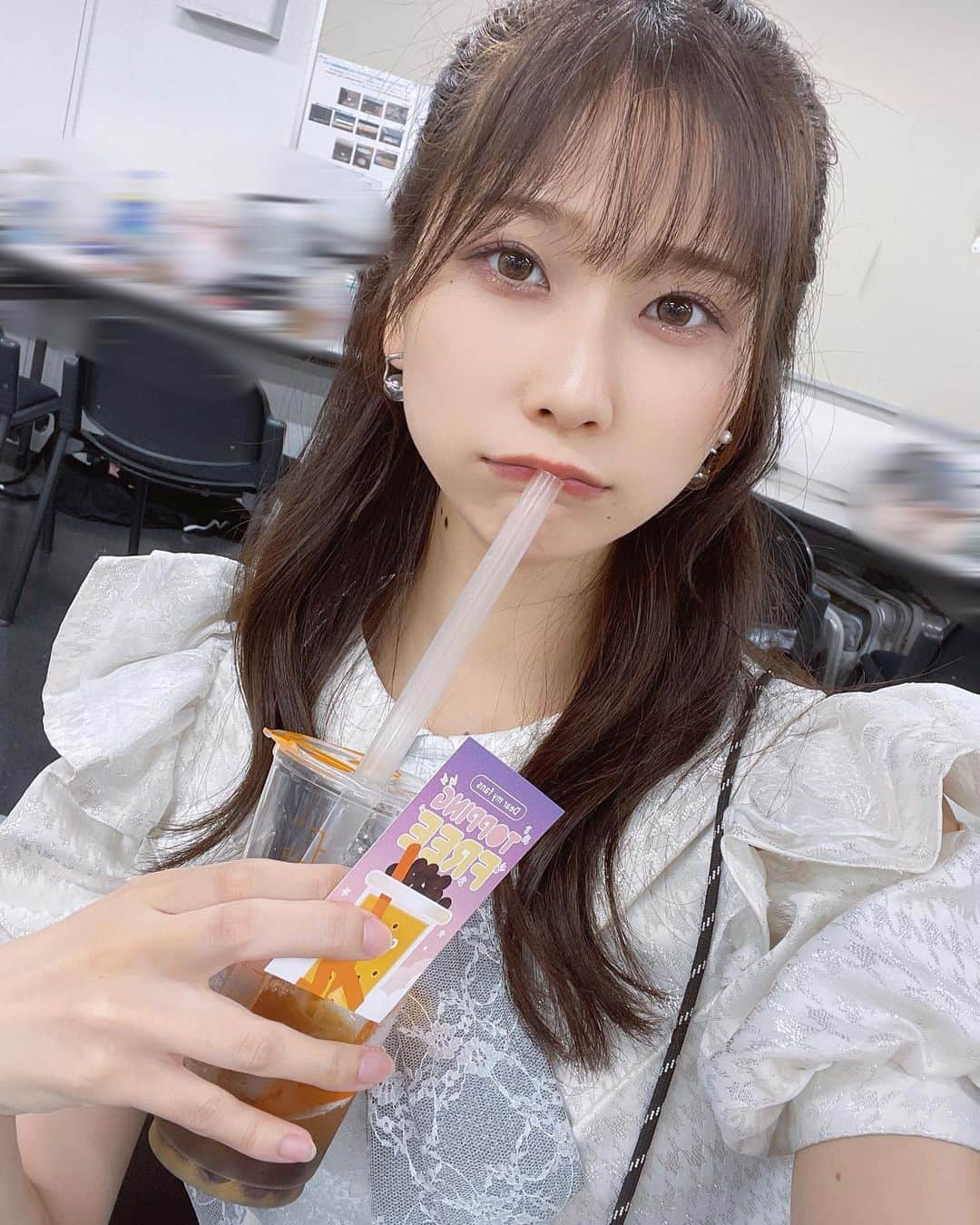 塩野響子のインスタグラム：「⠀ この写真見せたらトッピング1つ 無料になるらしいよお😛🤍 ⠀ @cocotea.jp  ⠀ ☑︎パッションフルーツ紅茶 ☑︎マンゴー緑茶 ☑︎乳酸菌マンゴー ☑︎紅茶塩クリーム ⠀ ↑これ私のオススメ〜♡ タピオカも好きだけどタピオカの代わりに ナタデココトッピング することが多い！！ ⠀ ⠀ #PRでもなんでもありませんので #お気軽にぜひ写真見えちゃってください笑 #11月30日までだよ #私が持ってるチケットアピールしてね  ⠀」