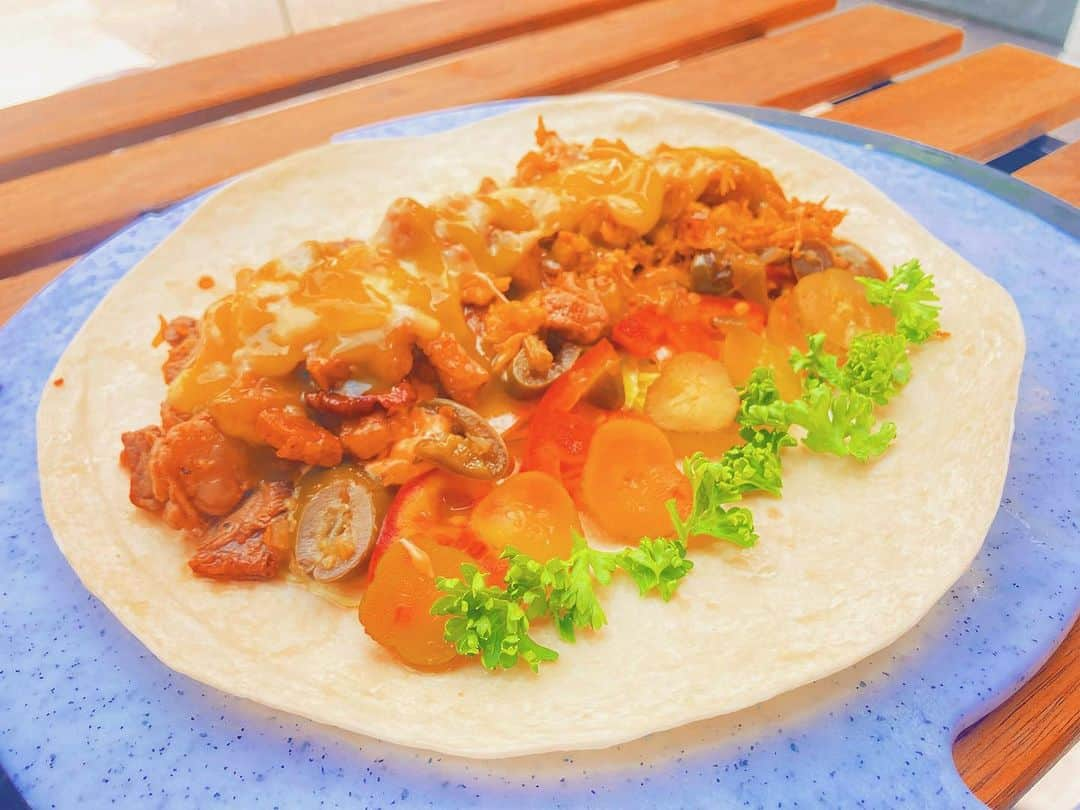 梁愛美のインスタグラム：「🌮🌮🌮💕⁡ ❥⁡ ⁡❥⁡ ⁡【⁡DaddyKitchen⁡】⁡⁡ ❥⁡ ⁡❥⁡⁡ ⁡メキシコ発祥の［ブリトー］「トルティーヤ］ を イラン出身の店主が中東風の味付けにアレンジした オリジナルの逸品🌮🌮🌮💕 ❥⁡ ⁡❥⁡⁡⁡ ⁡ハーフ&ハーフ(beef&chicken)に⁡グリチリ🌶＋とろ〜りチーズ🧀トッピング😎🤙🏻💕 ❥⁡ ⁡❥⁡ テラス席でのんびり⁡𝐓𝐢𝐦𝐞‪𓂃 𓈒𓏸໒꒱ ❥⁡ ⁡❥ ⁡🍬 .｡ ______________________________ ｡. 🍬⁡ ❥⁡ ⁡❥ バターたっぷりのトマトソースをベースにフレッシュトマト・オニオンパセリ・ピクルス・特製アチャールオイルをふんだんに入れたさっぱりめのラップサンド。⁡ ❥⁡ ⁡❥ ⁡ビーフステーキorサフラン香るチキンorハーフ&ハーフをお選び頂けます。 ❥⁡ ⁡❥ ⁡🍬 .｡ ______________________________ ｡. 🍬⁡ ❥⁡ ⁡❥ ⁡📍東京都東村山市栄町1丁目9−5⁡ ❥⁡ ⁡❥ ⁡PR @hoseakbari2020⁡ ❥⁡ ⁡❥ #daddykitchen #burito #platinumproduction #aimiryou #ダディーキッチン #ブリトー #東村山グルメ #東村山食べ歩き #サフラン #メキシコグルメ  #プラチナムプロダクション #梁愛美」